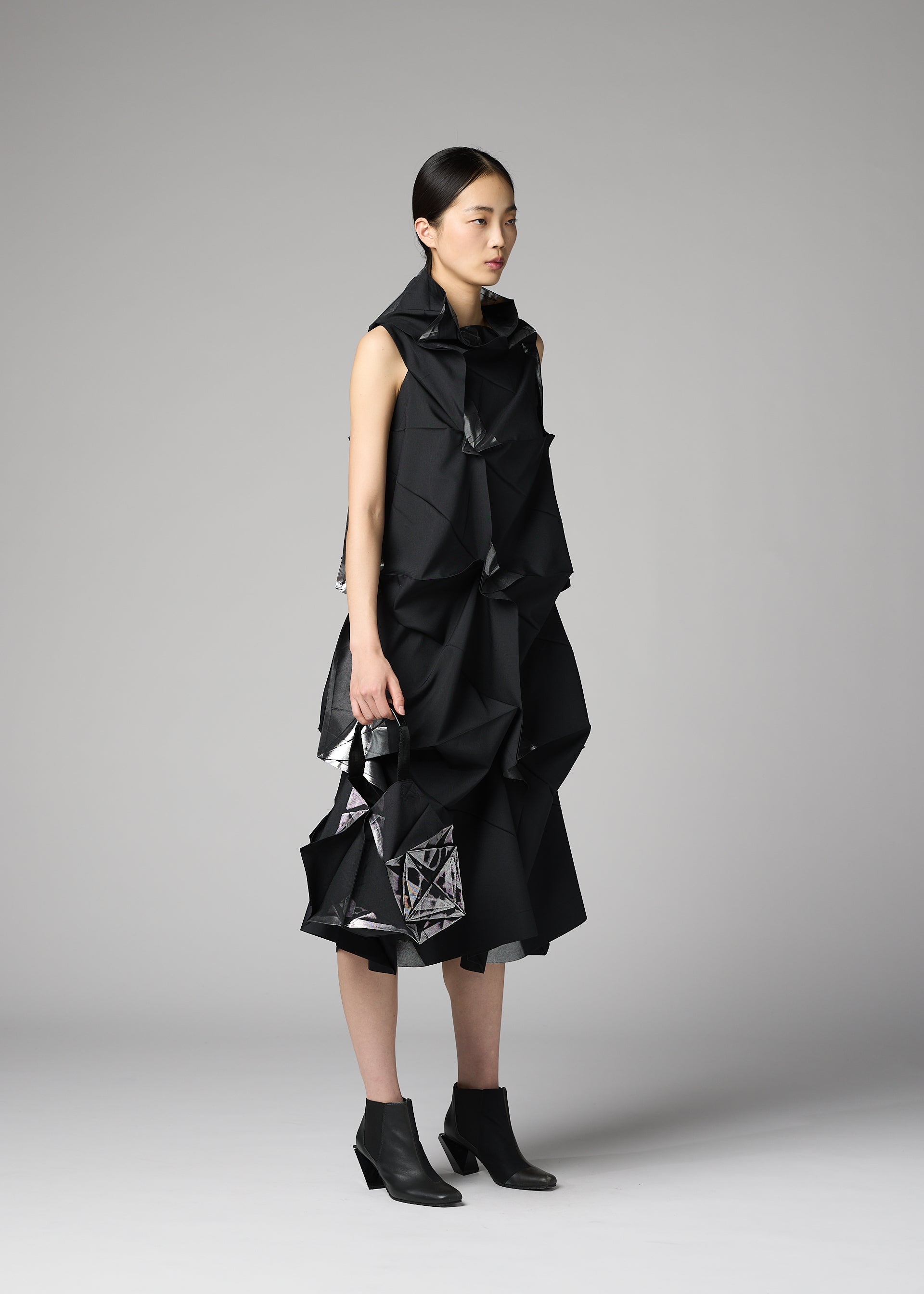 Issey Miyake 132 5. No.1-BG kabelka černá lesklá