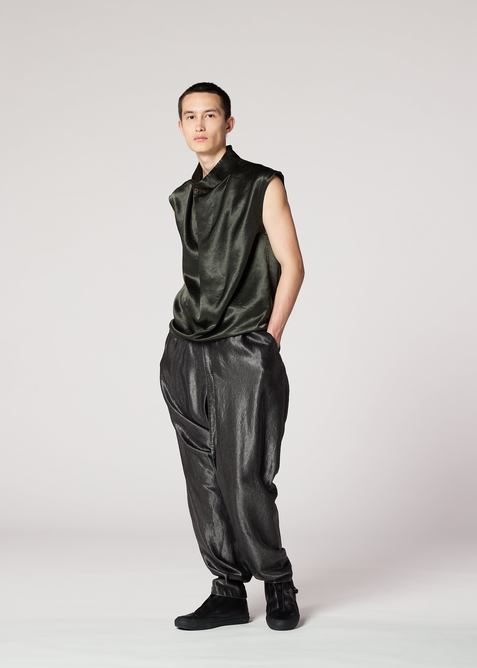 Issey Miyake Satin Wash vesta charcoal gray acetátová