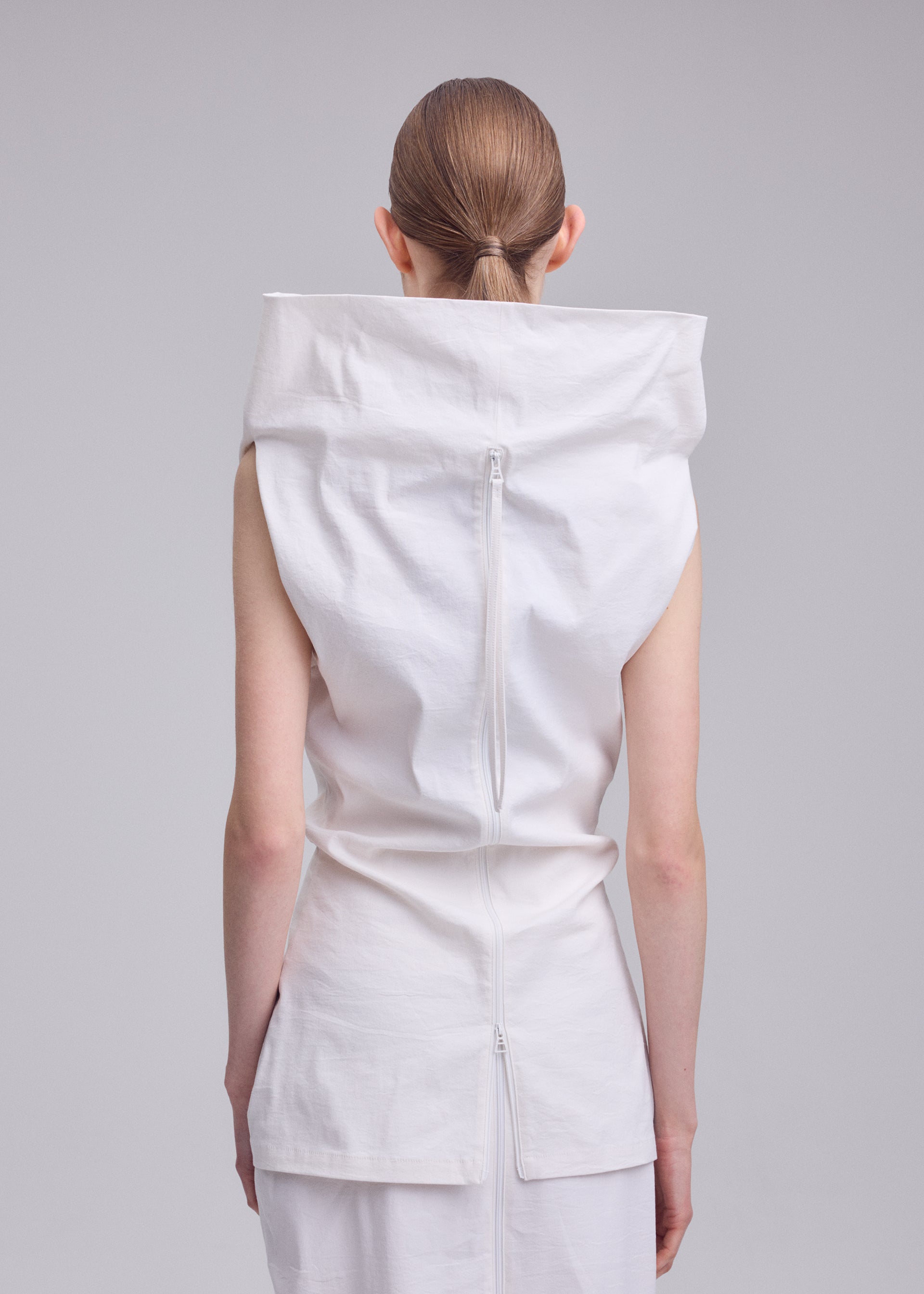 Issey Miyake ALLOW top bez rukávů off-white