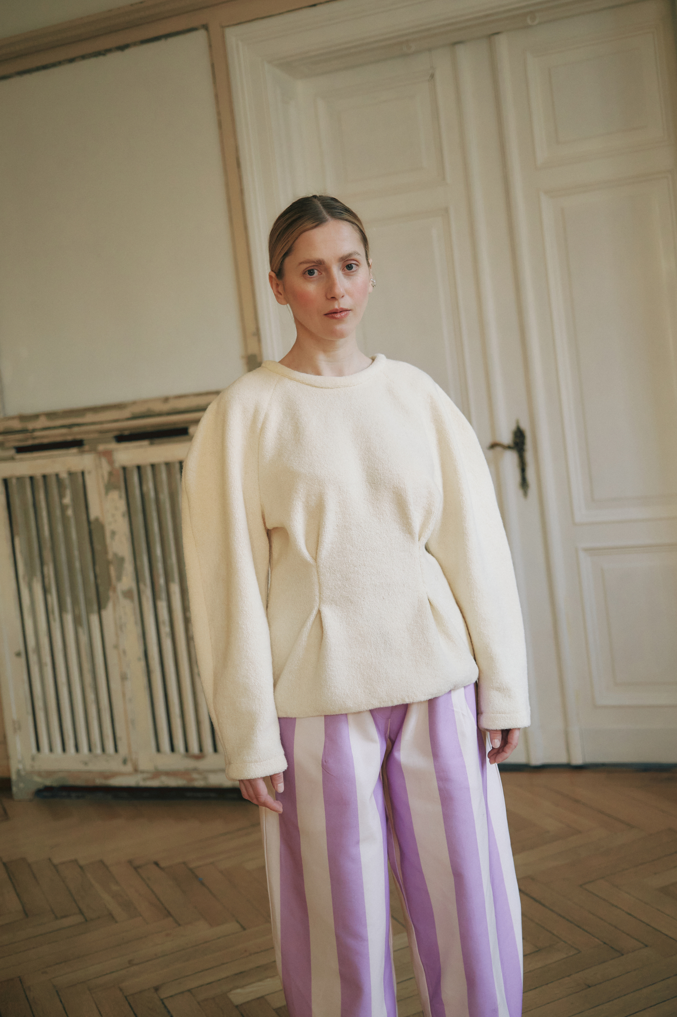 Aurelia & Zwei Frauen Paloma Oversized kalhoty pruhované ecru