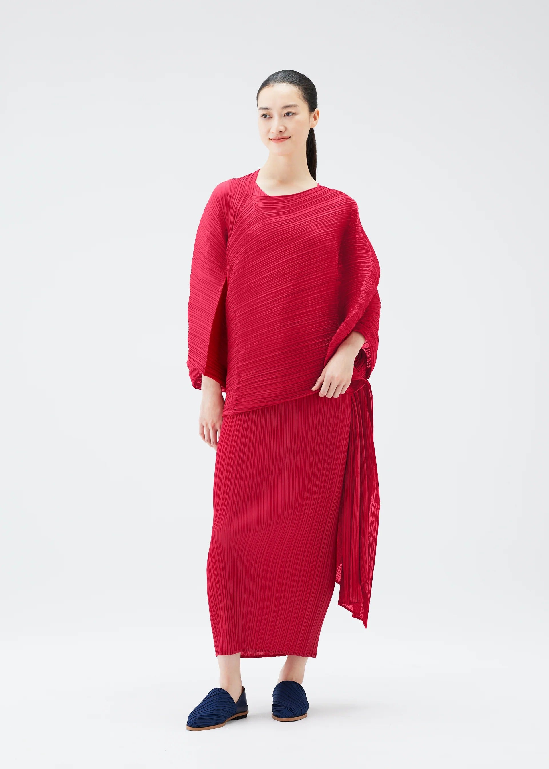 Pleats Please Issey Miyake Colorful Madame-T štóla karmín