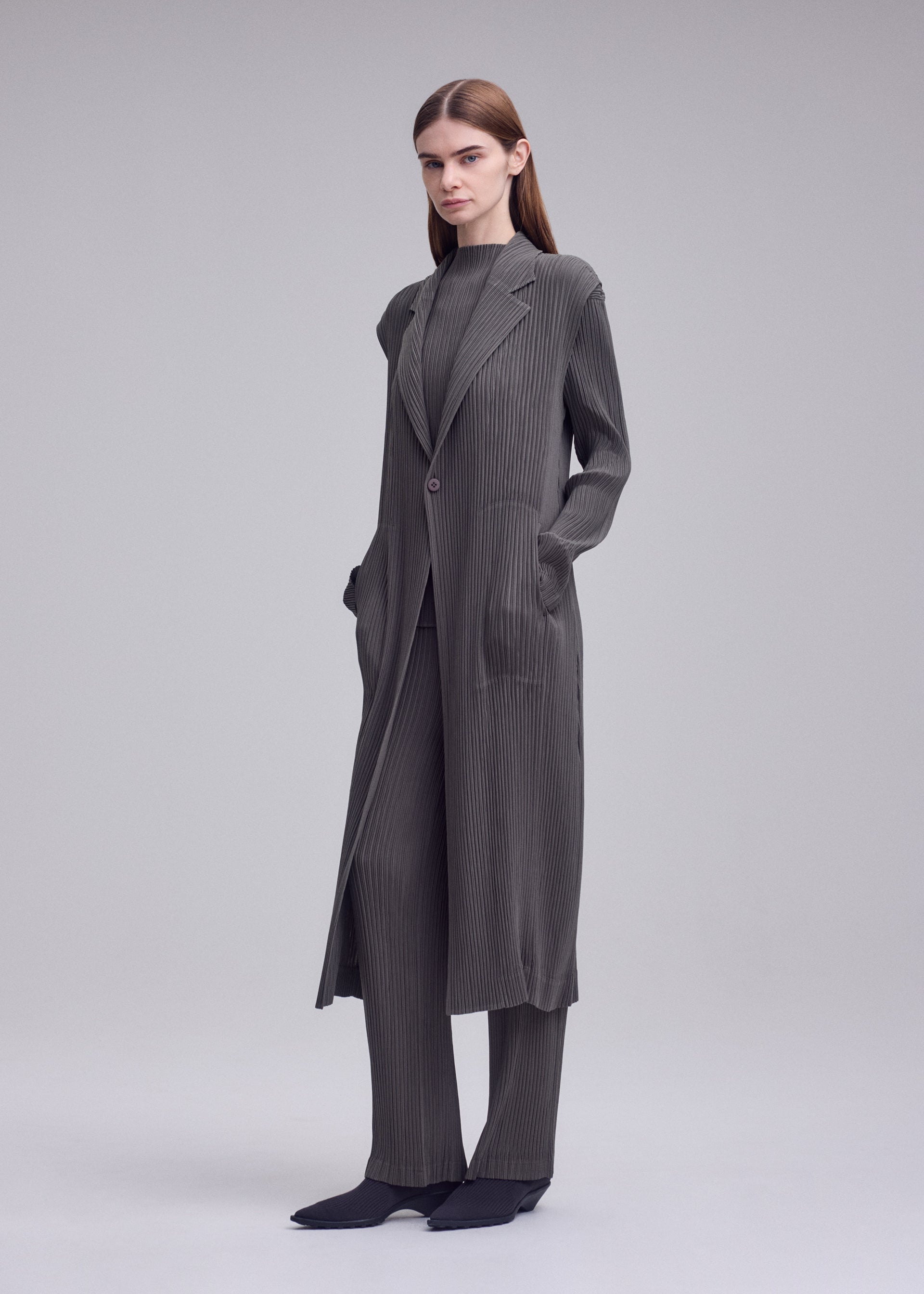 Issey Miyake Hatching Pleats plisovaná vesta šedá 1