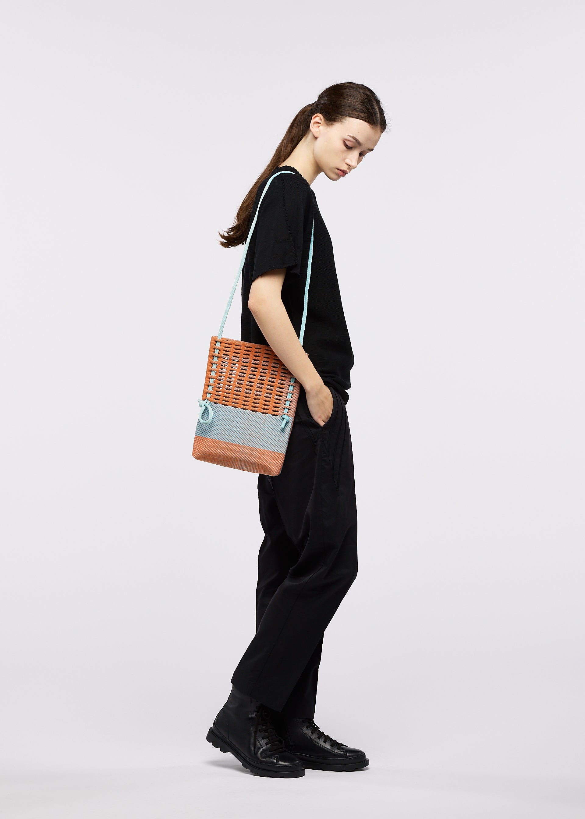 Issey Miyake Mokko Knot kabelka Black Mix nastavitelná