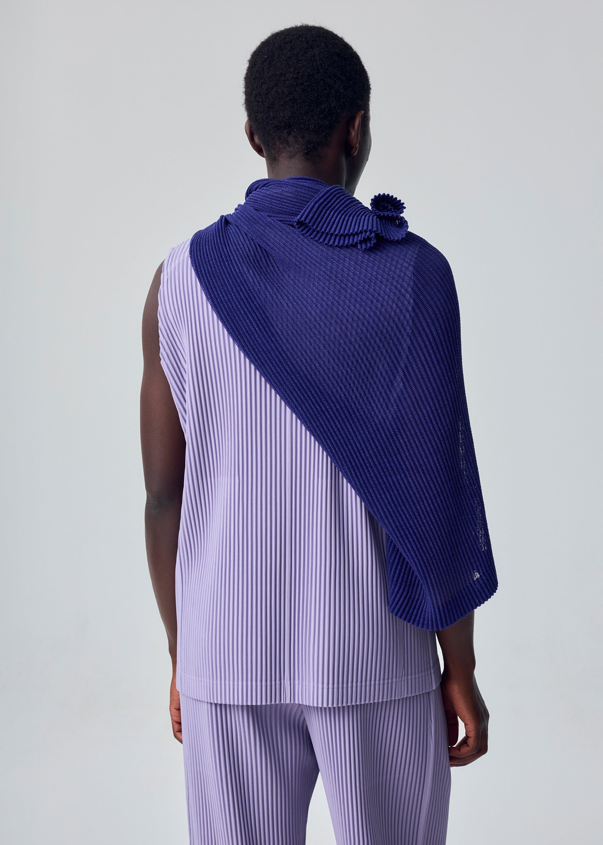Issey Miyake Rustic Mesh štóla Black s knoflíky