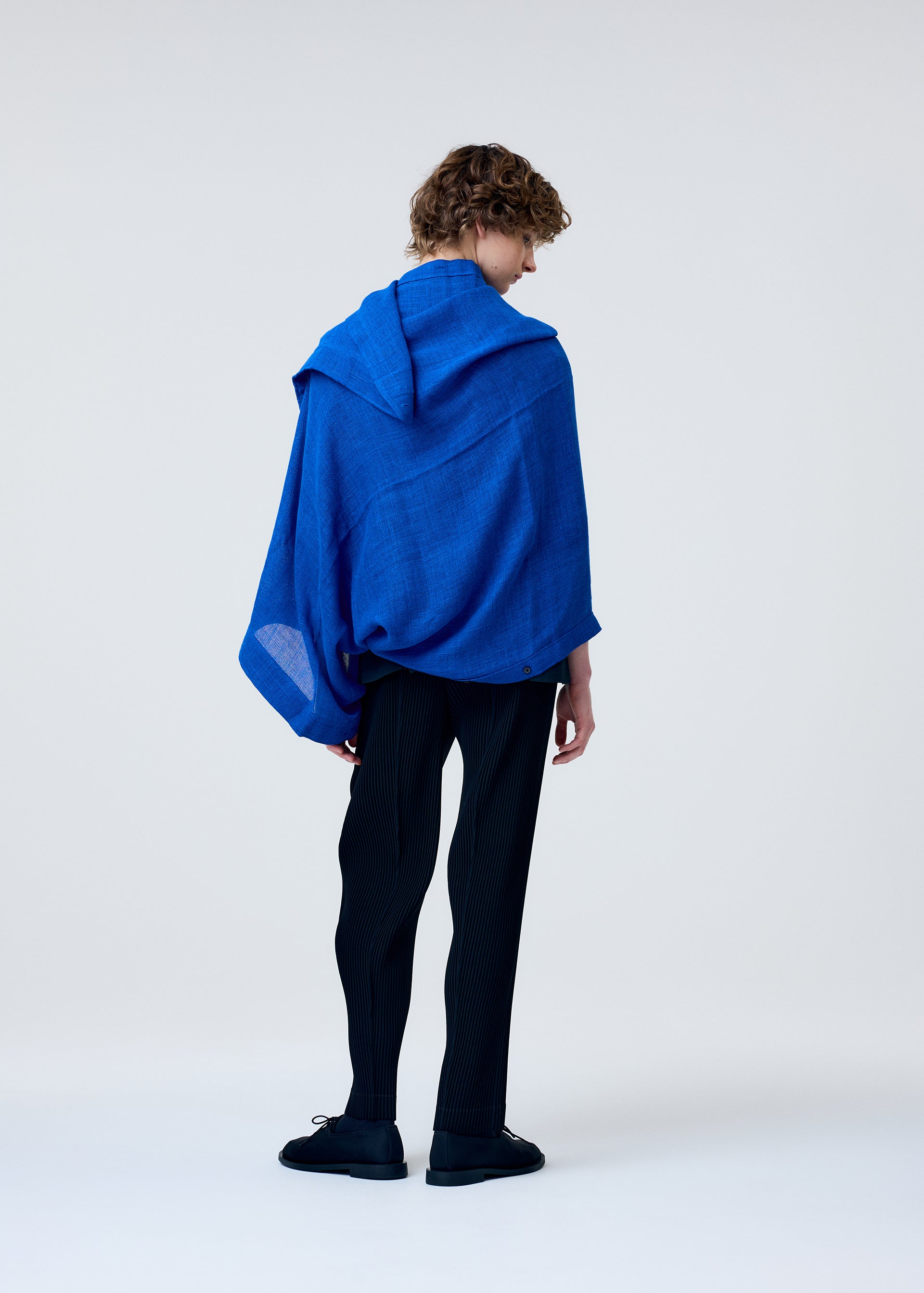 Issey Miyake SLEEVED STOLE štóla černá s rukávy