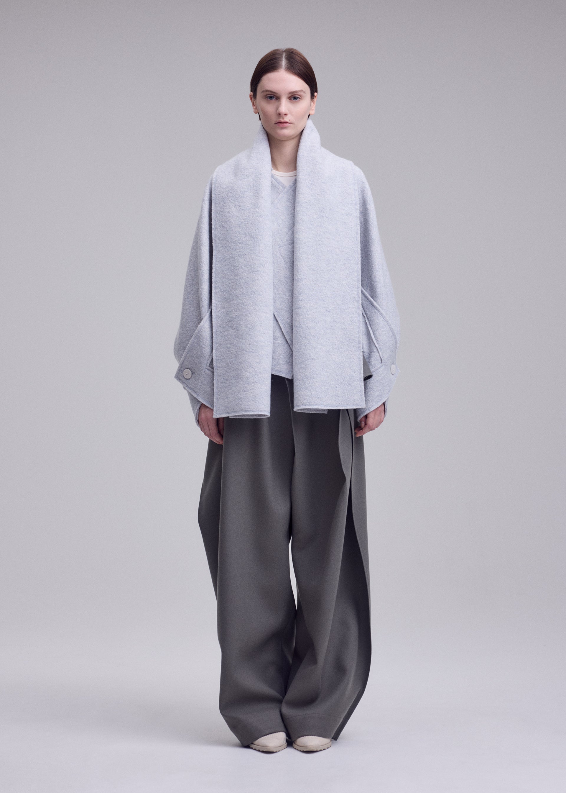 Issey Miyake Woolen Granite IM63331 dámský kabát šedý se šálou