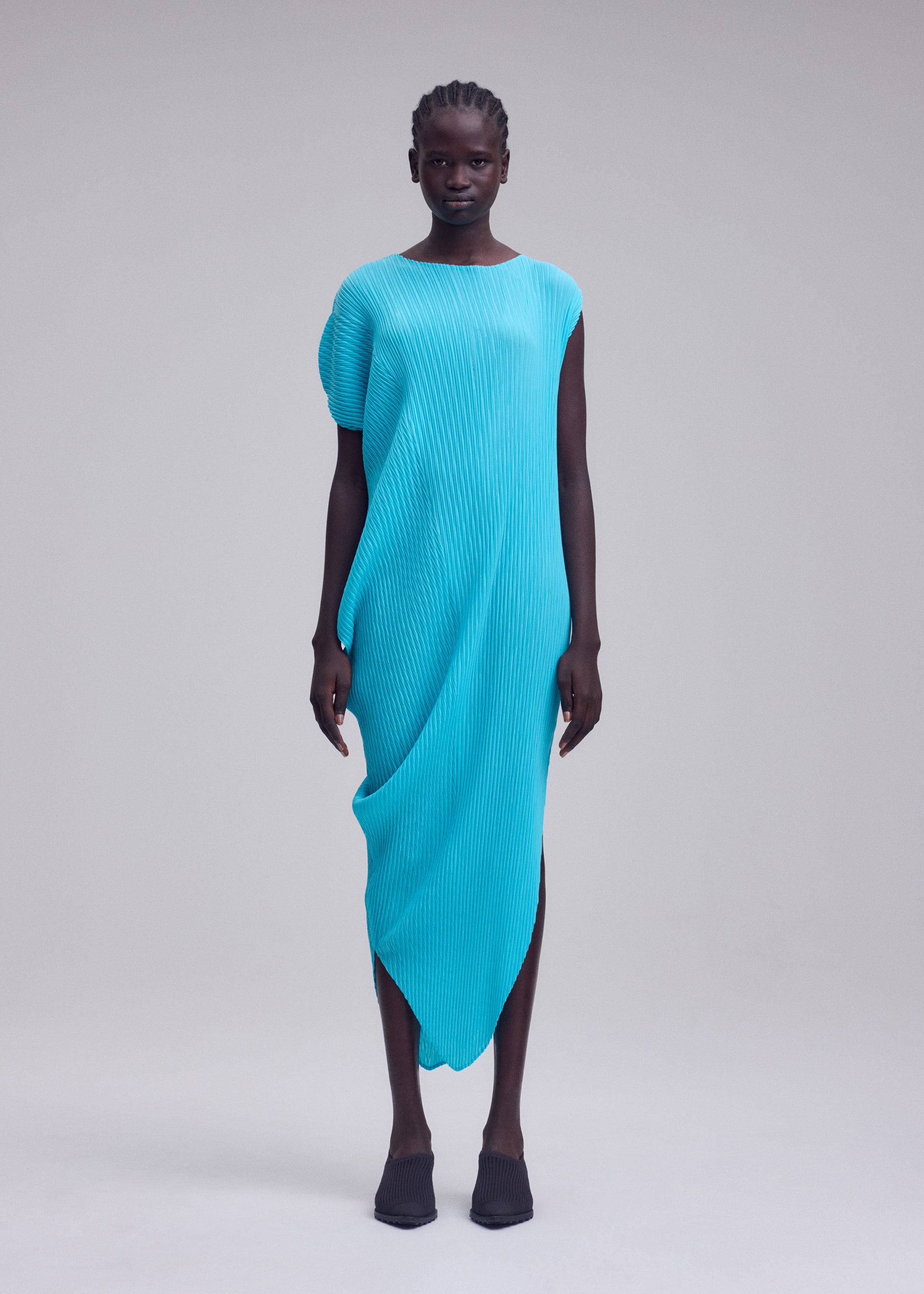 Issey Miyake Leaf Pleats šaty off-white kulatý výstřih
