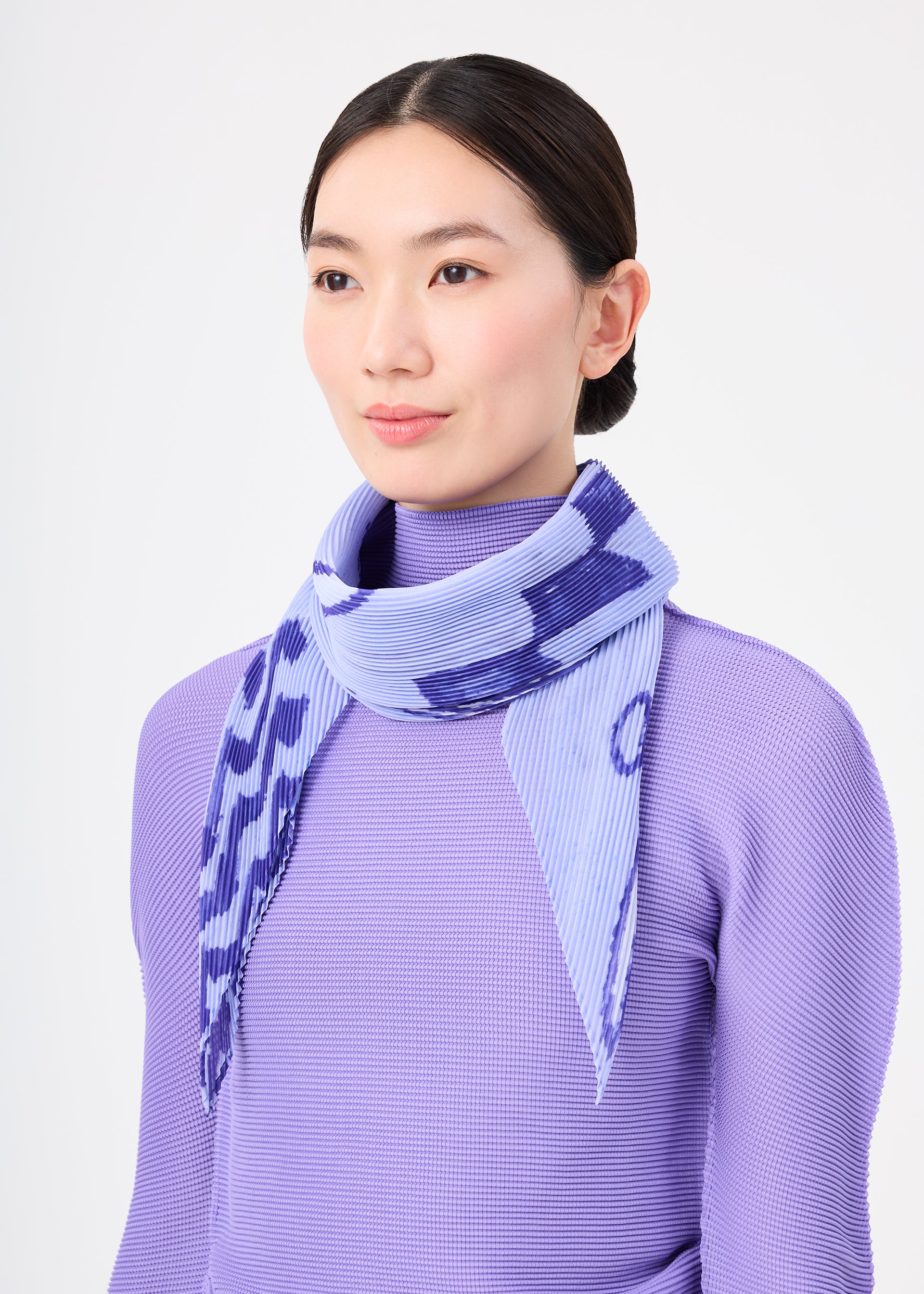 me Issey Miyake Plant Pleats šála rumělková vzor