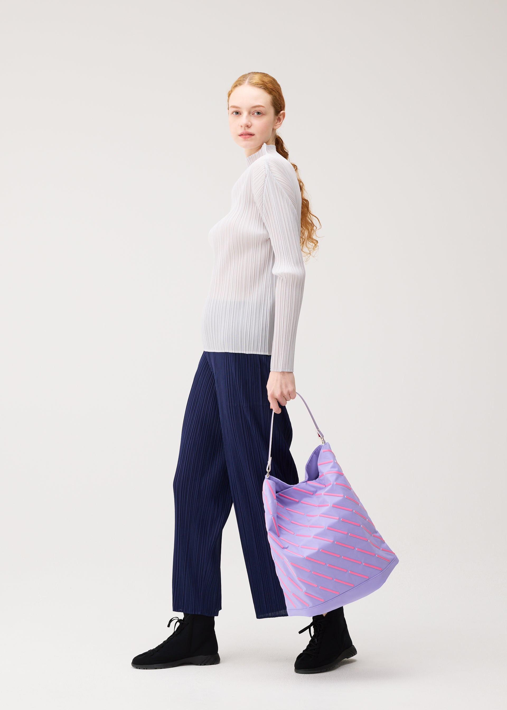 Issey Miyake Line Bag PP64303 kabelka černá vzor linie