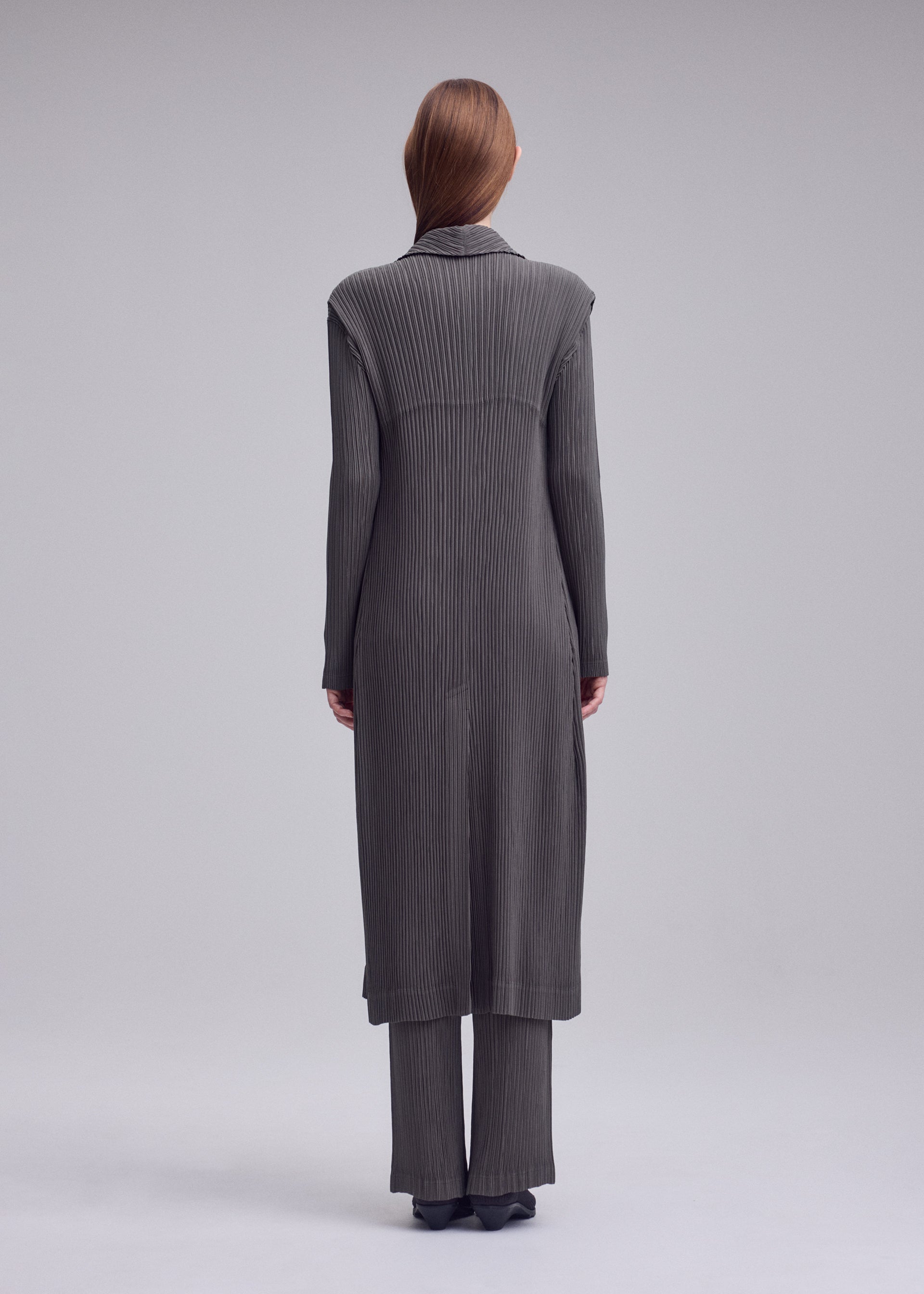 Issey Miyake Hatching Pleats plisovaná vesta šedá 1