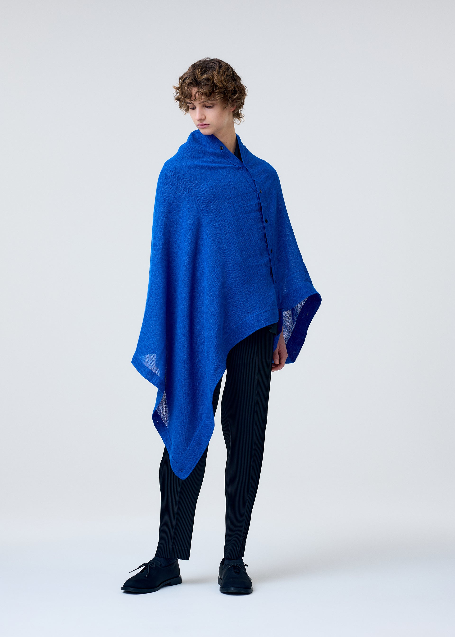 Issey Miyake SLEEVED STOLE štóla černá s rukávy
