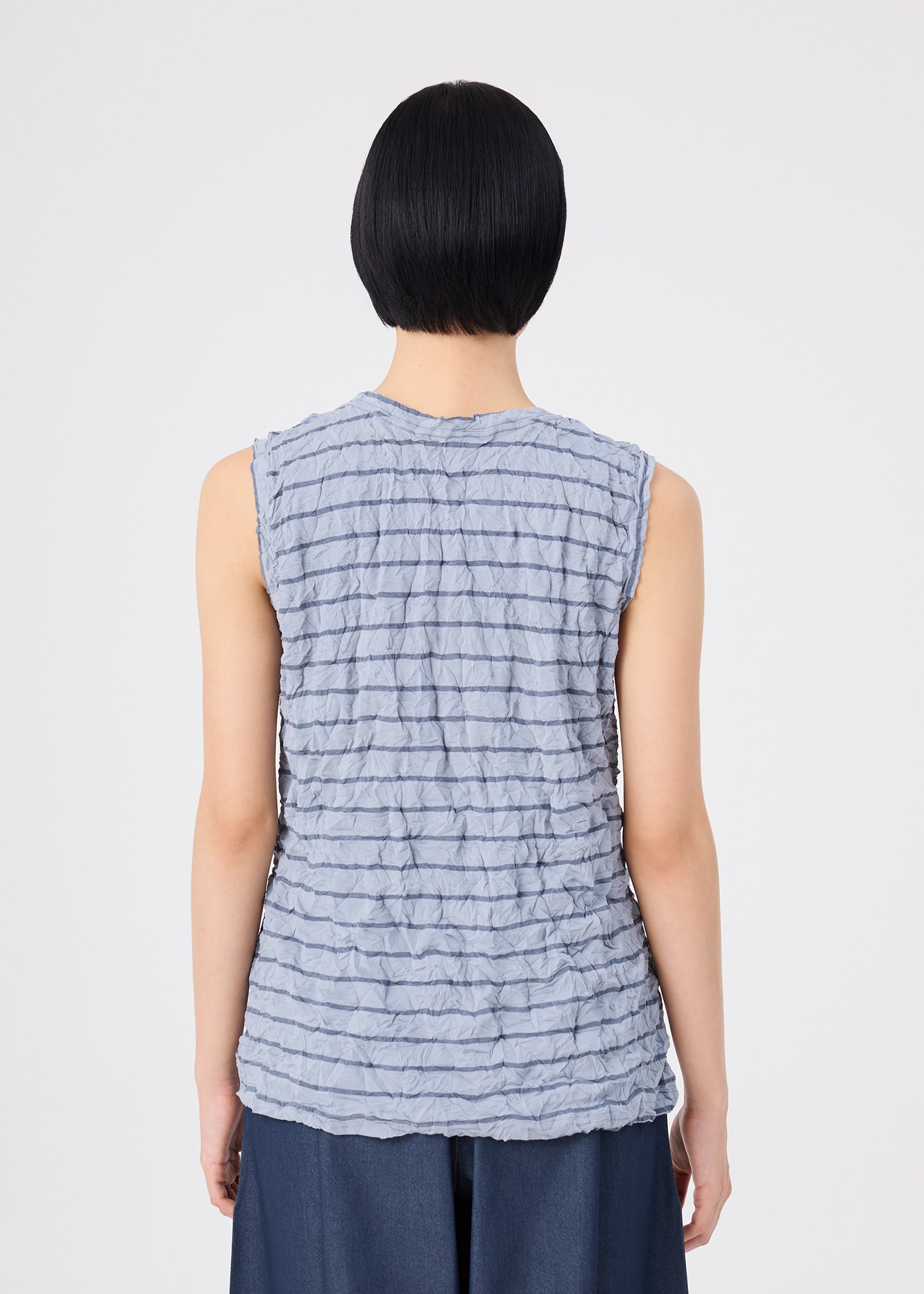 me ISSEY MIYAKE Stripe Meringue pruhovaný top šedý