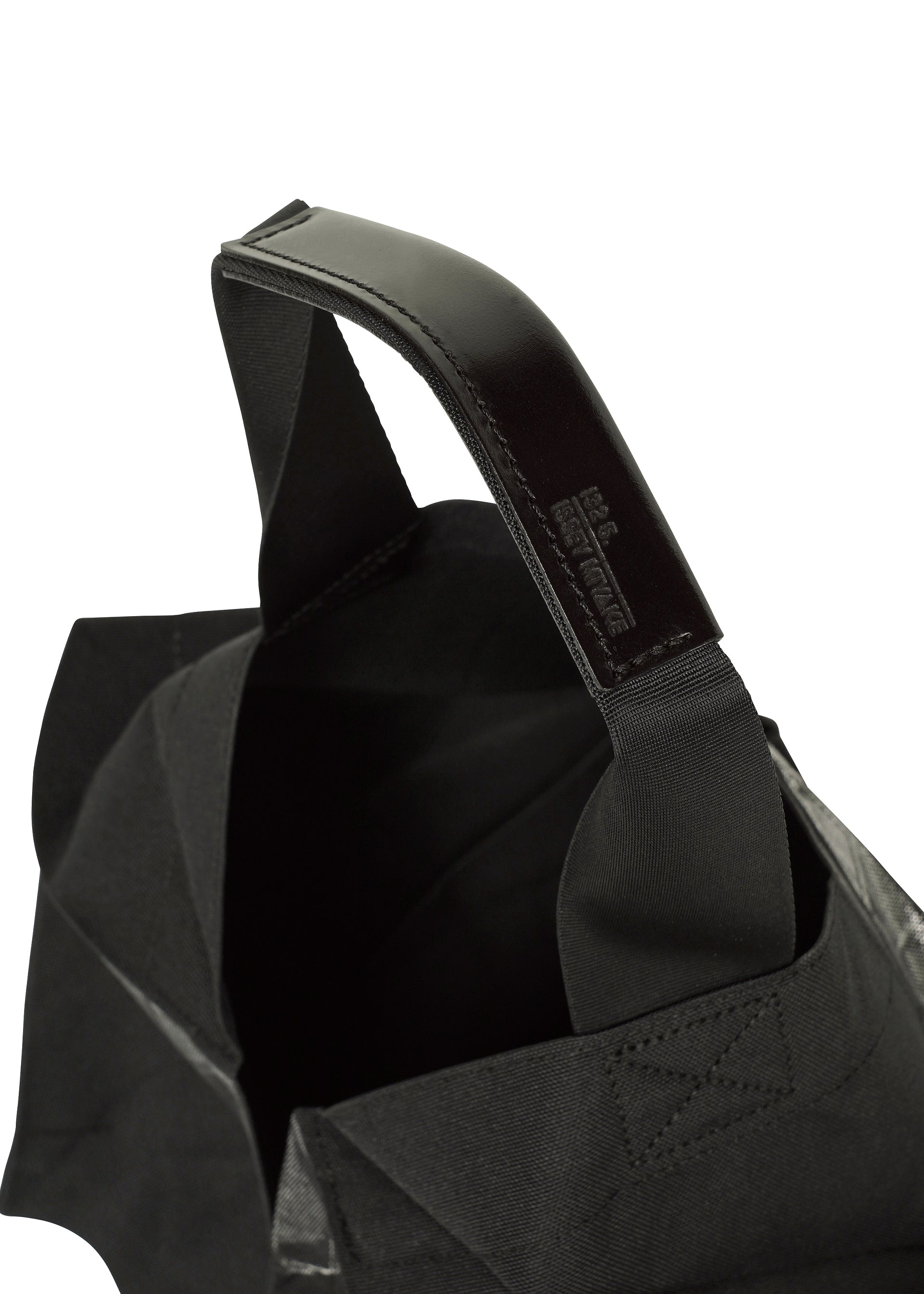 Issey Miyake 132 5. No.1-BG kabelka černá lesklá