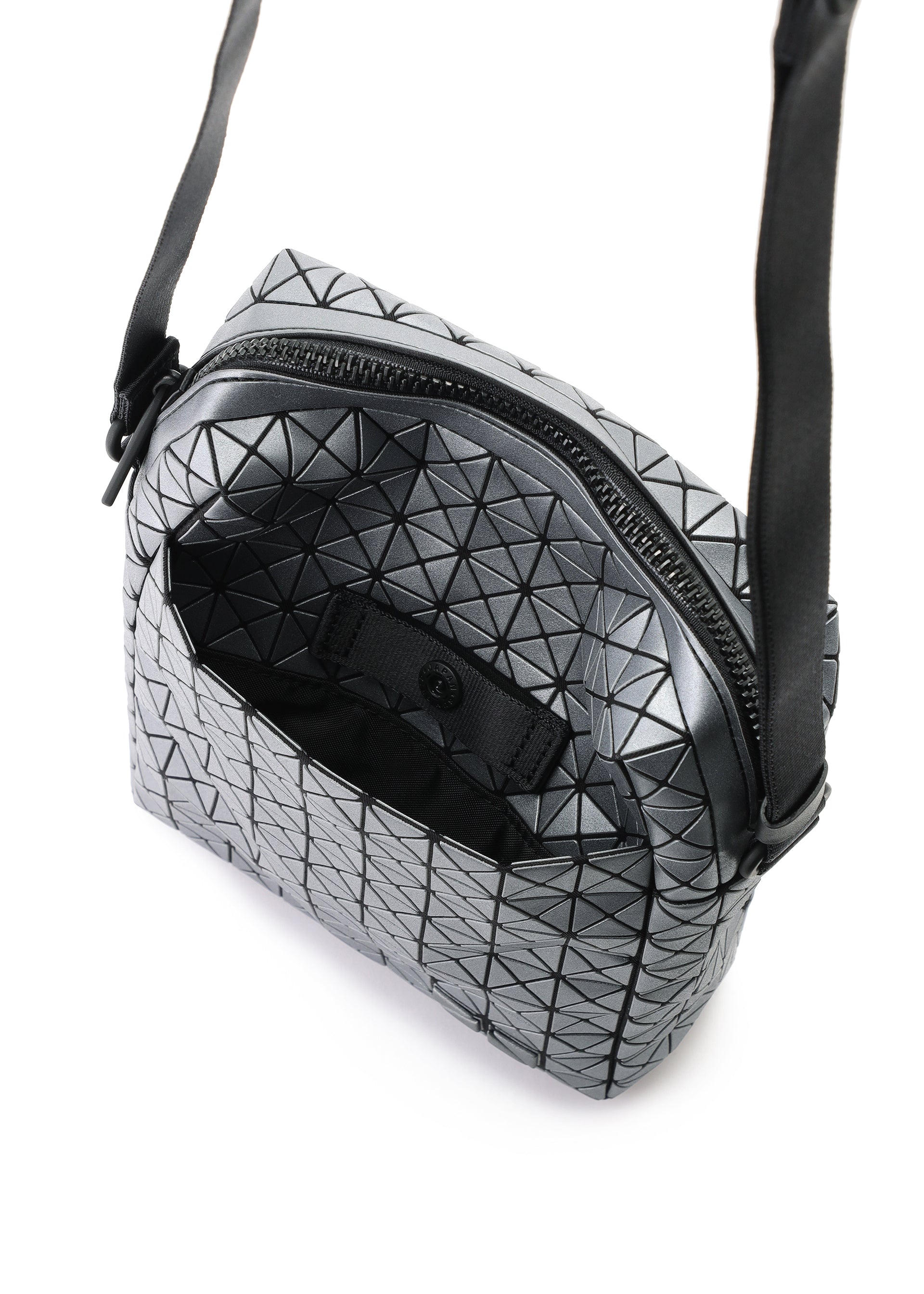 Issey Miyake Voyager Reflector crossbody měděně hnědá