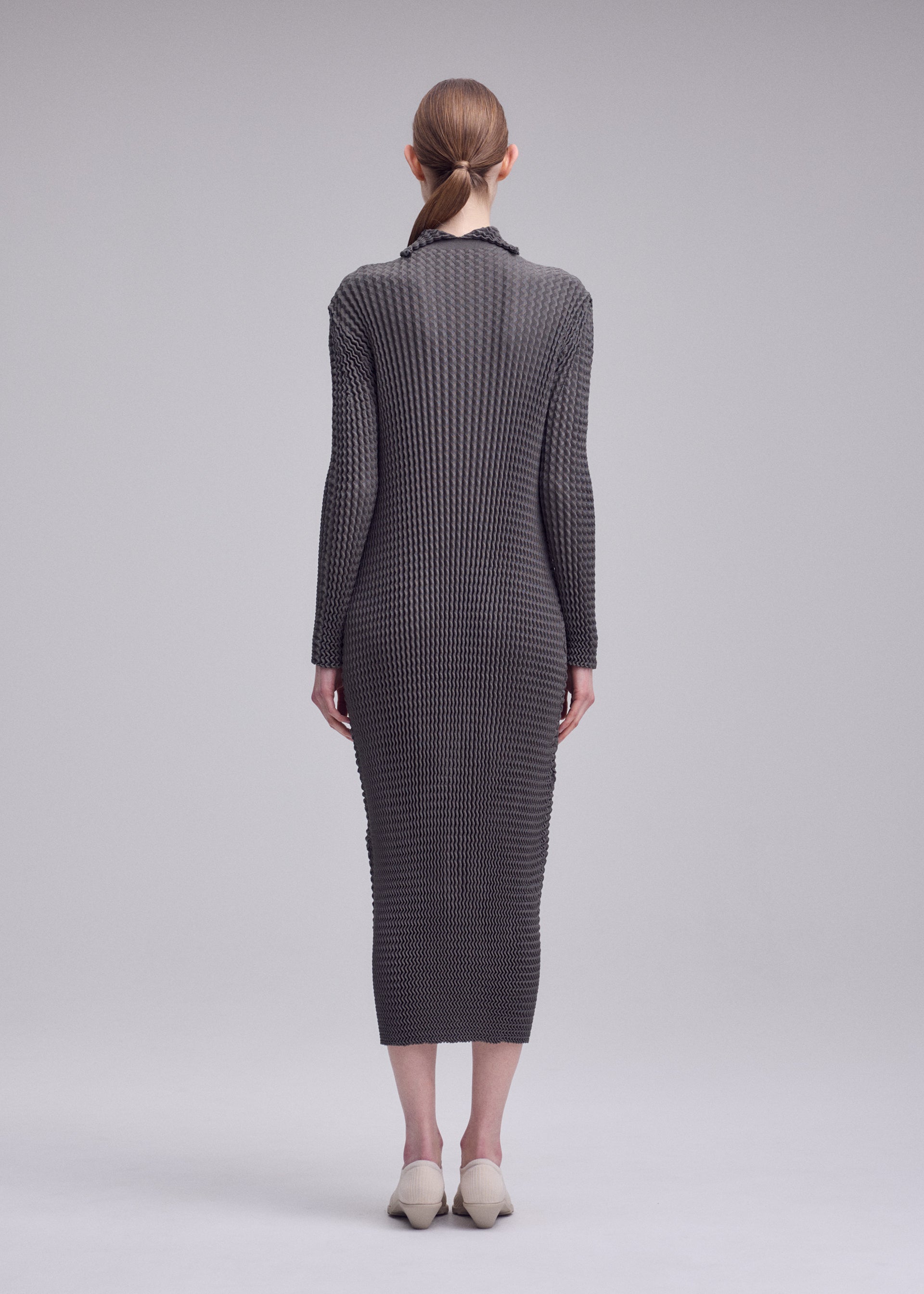 ISSEY MIYAKE SPONGY-68 šaty šedá pletené