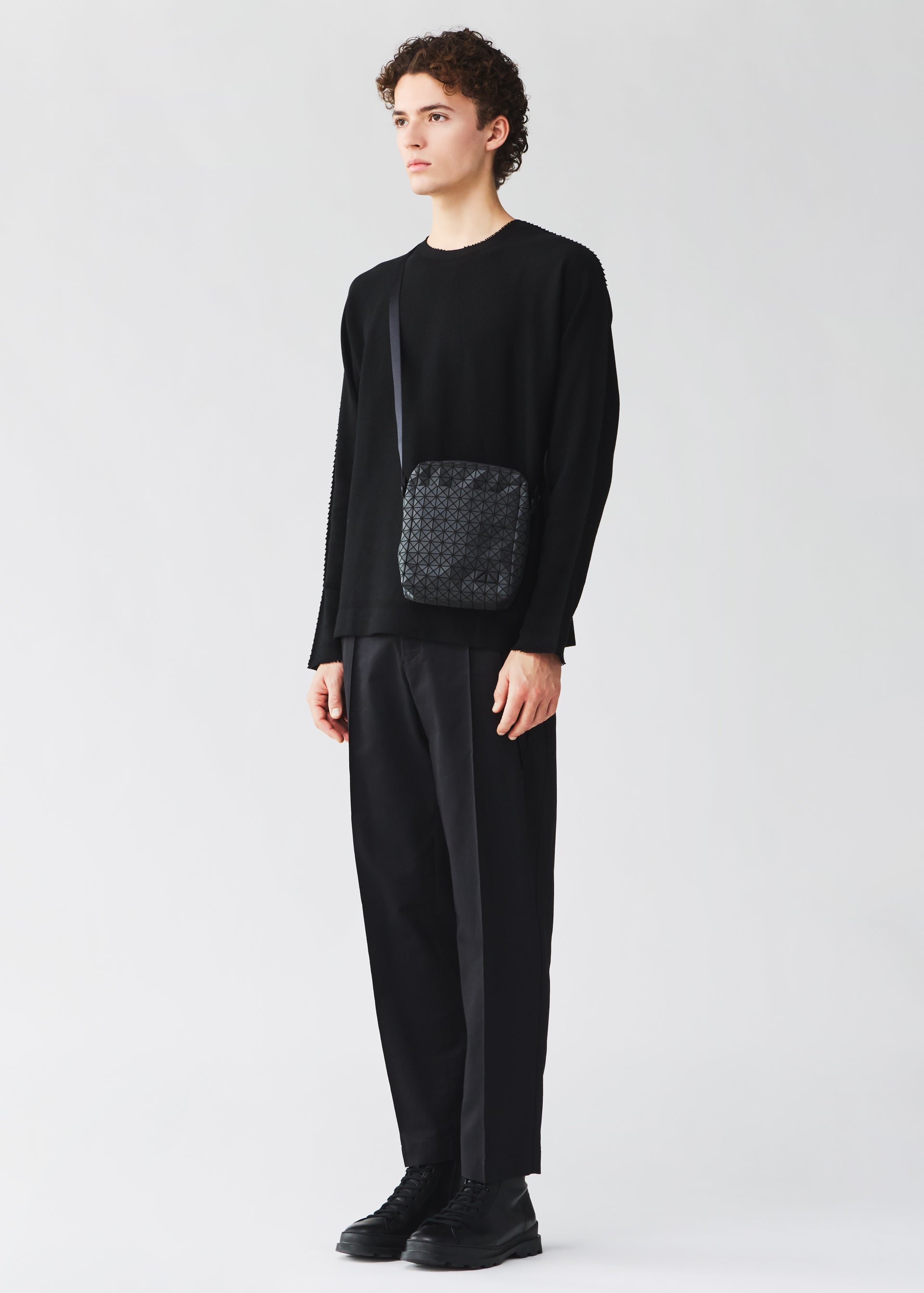 Issey Miyake Voyager taška přes rameno černá vertikální