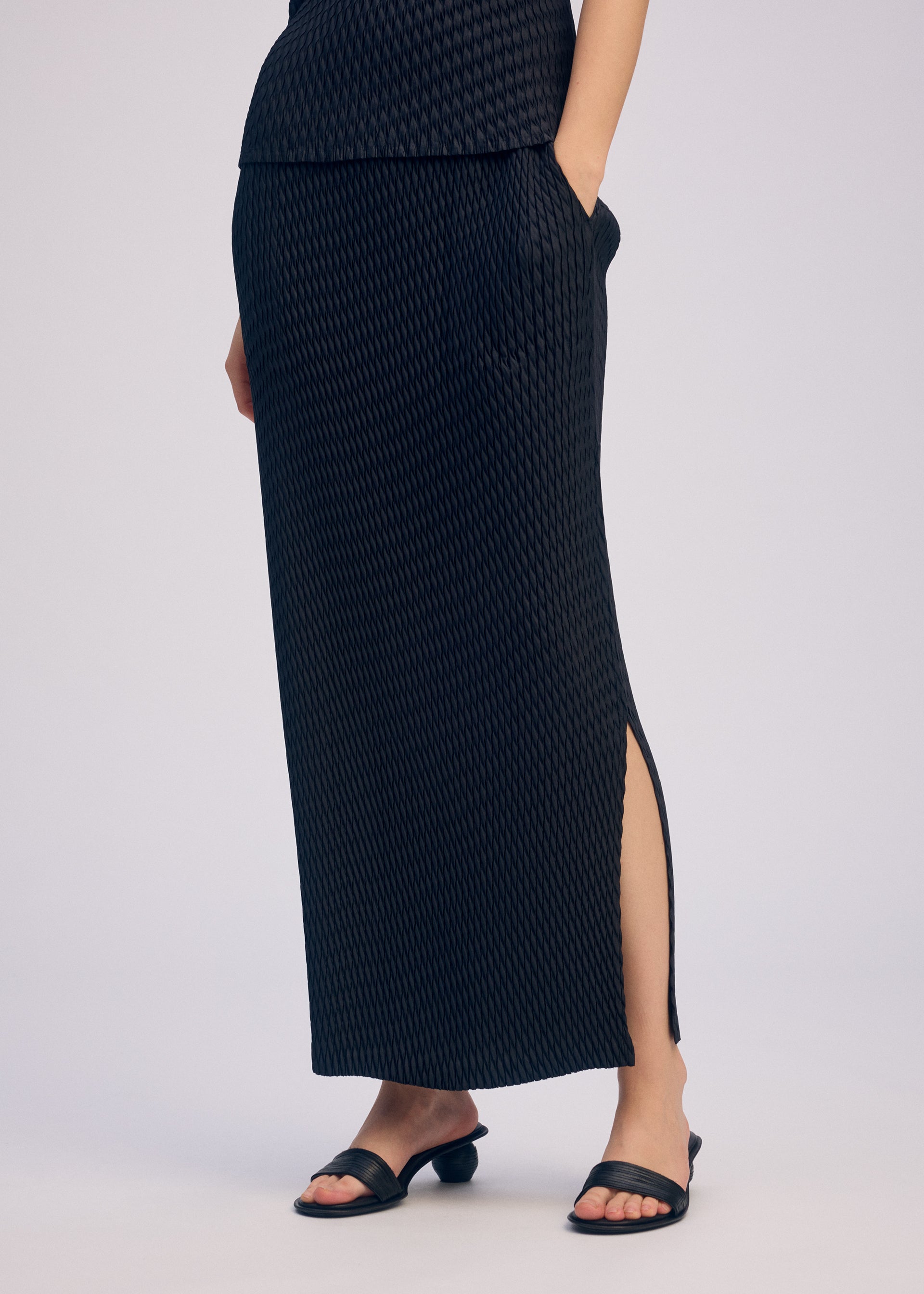 Issey Miyake Sleek Pleats sukně černá saténová