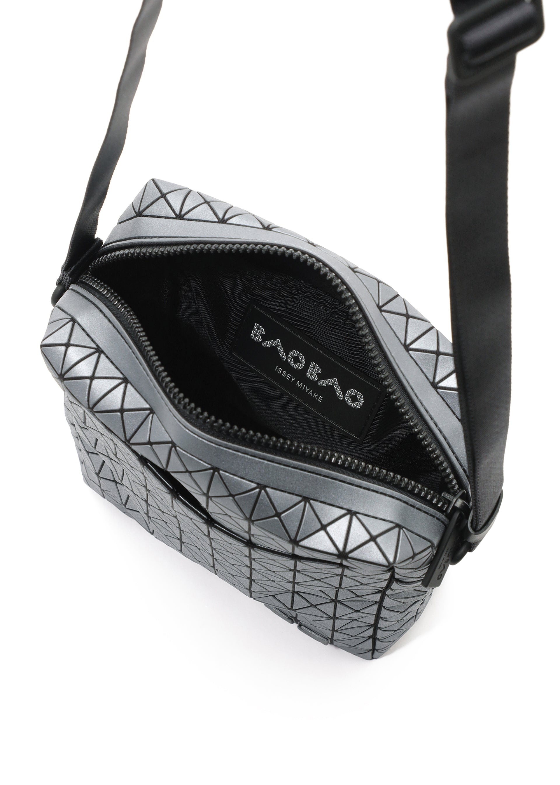 Issey Miyake Voyager Reflector crossbody měděně hnědá