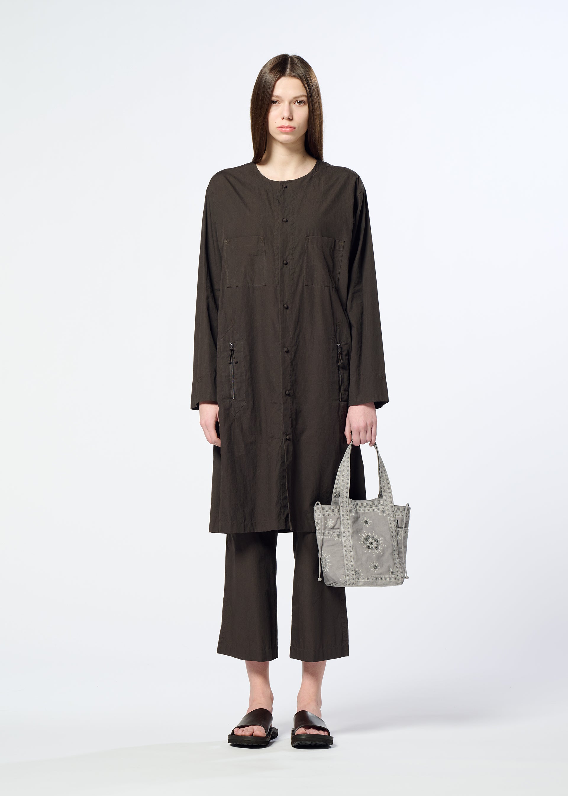 Issey Miyake HaaT Dazzle Mirror Box tote černá vyšívaná
