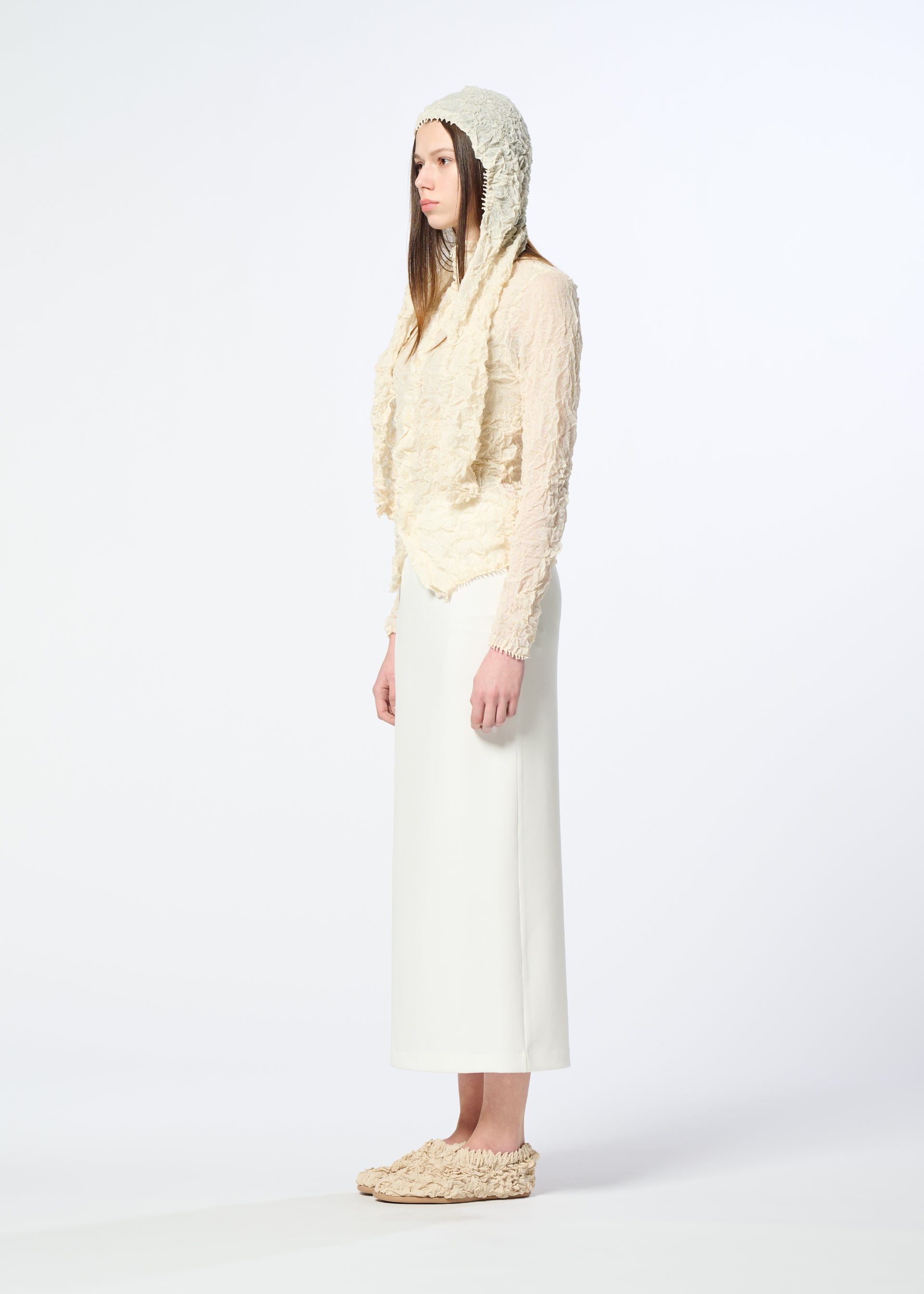 Issey Miyake Kumo Shibori HA63AD302 šála bílá s kapucí