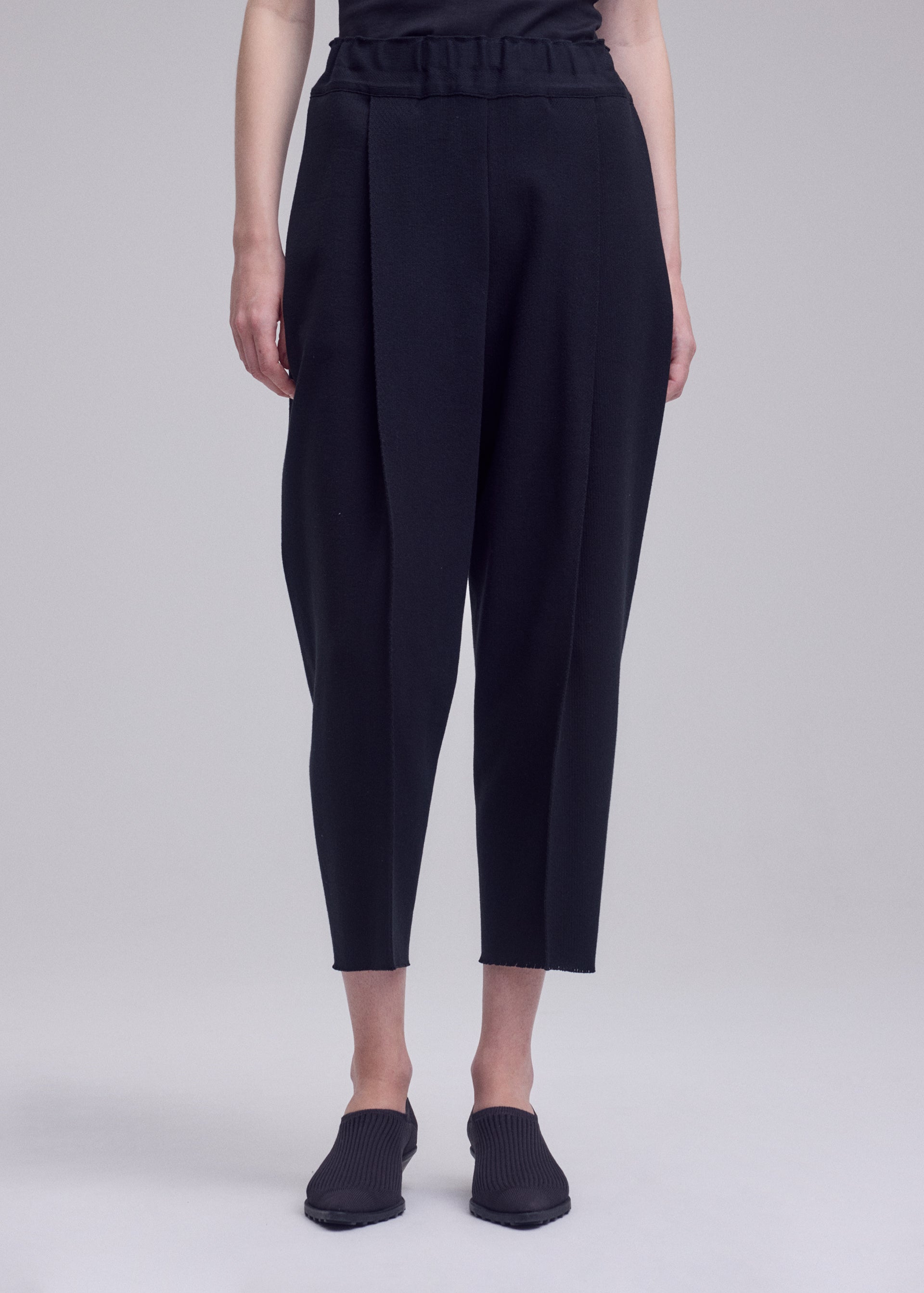 Issey Miyake Campagne crop kalhoty černé pružné