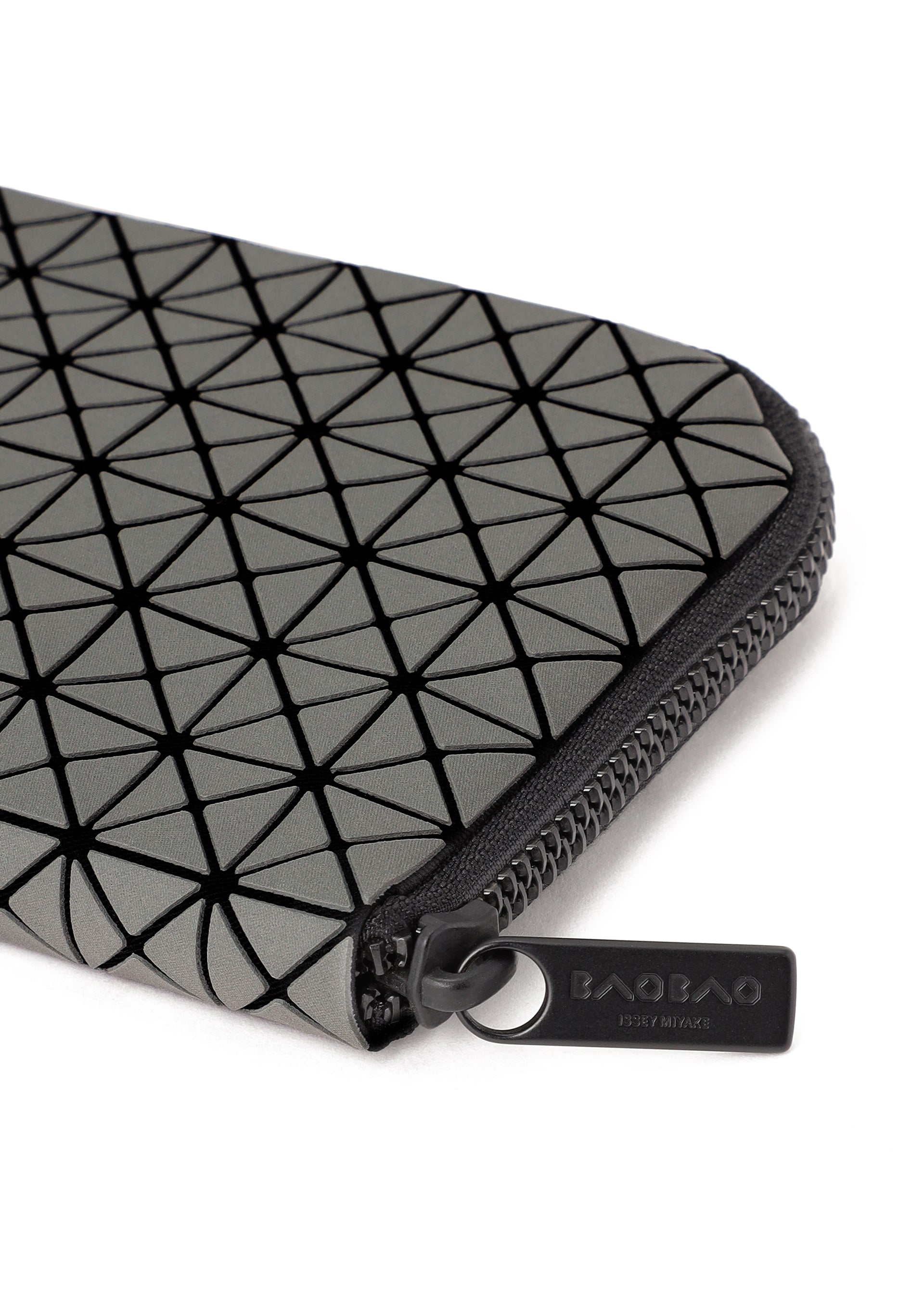 Issey Miyake Bao Bao Bound pouzdro light gray