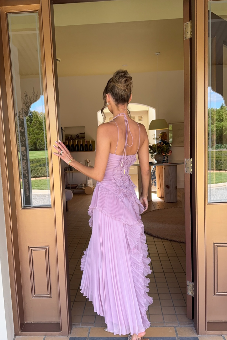 Norielle Glamour fialové asymetrické maxi šaty s volány