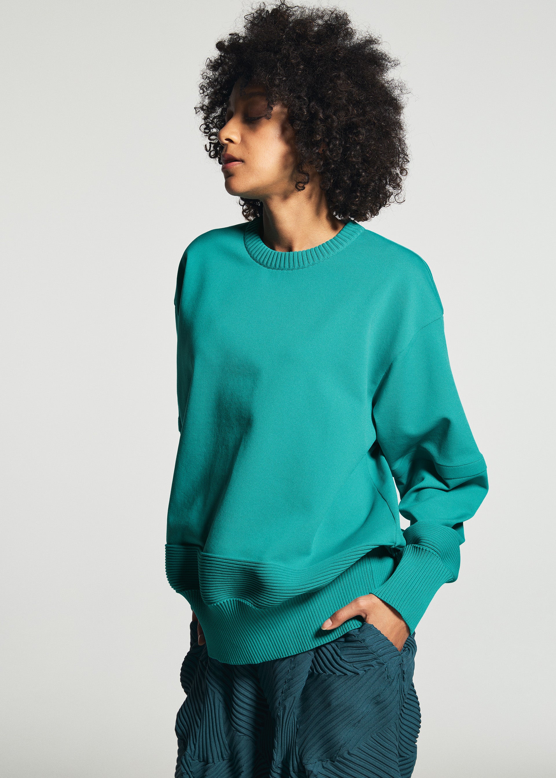 Issey Miyake Type-K 009 pletený top světle šedý
