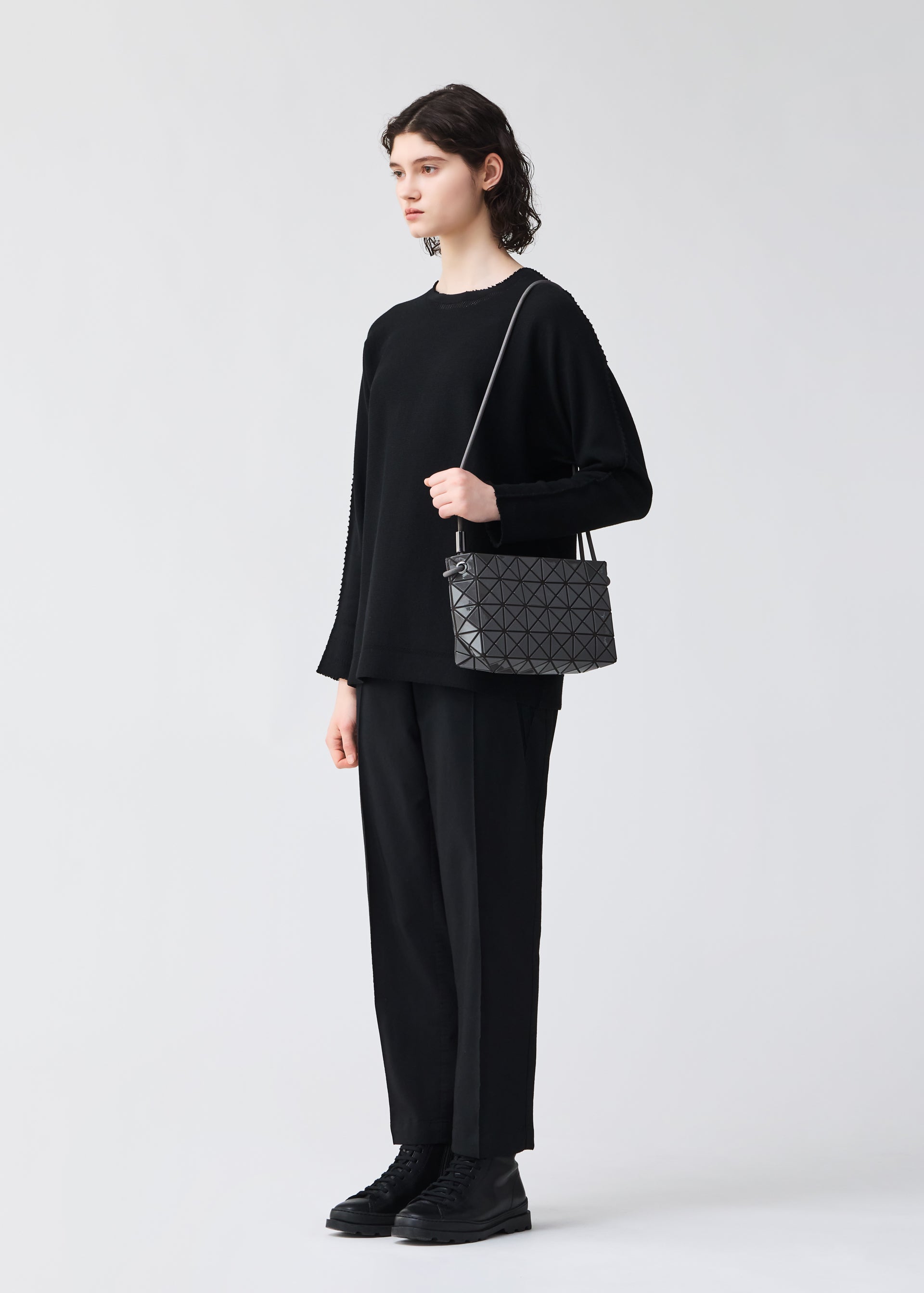 Issey Miyake Loop One-Tone crossbody Light Gray měkká boxy