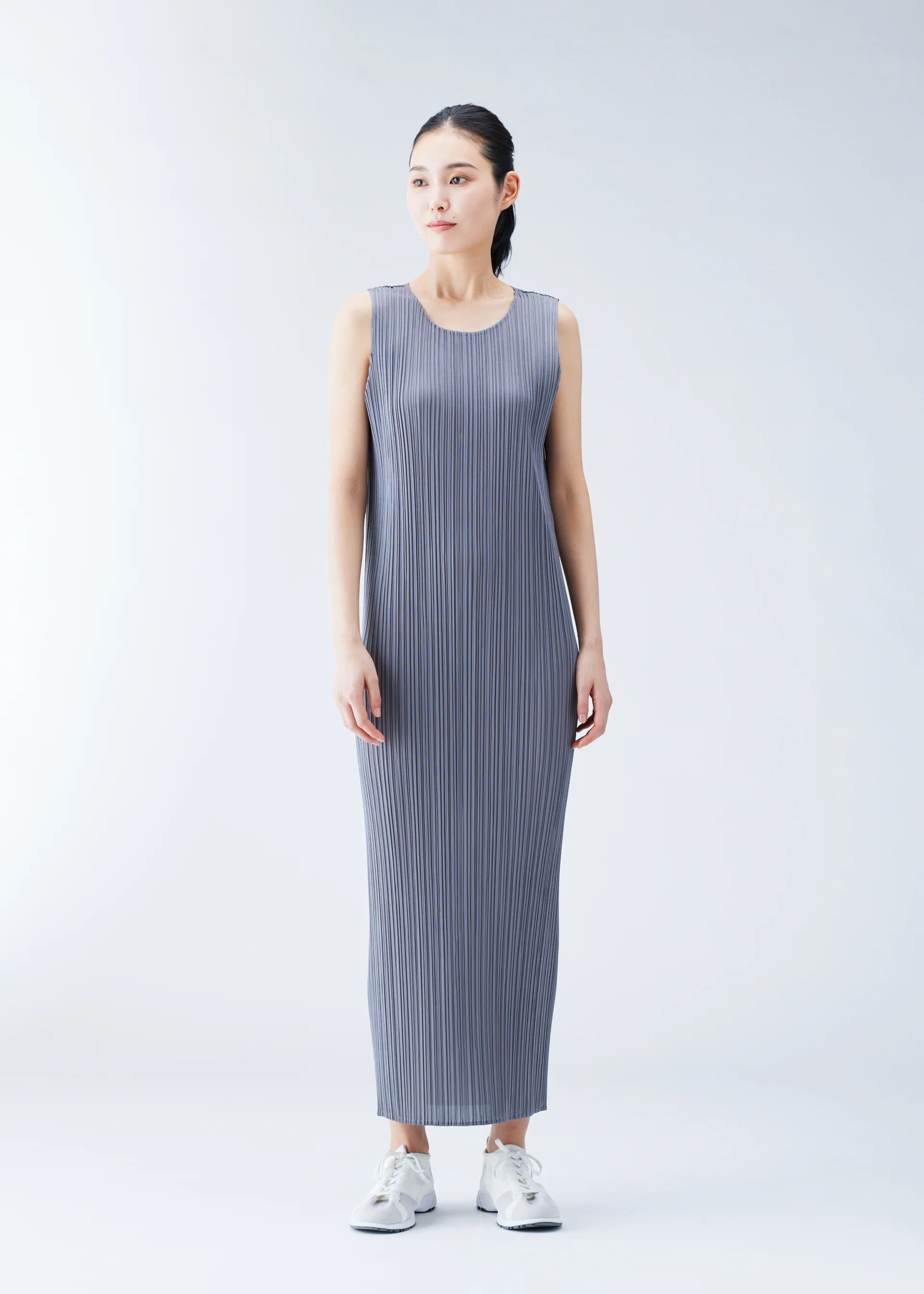 Issey Miyake Basics dlouhé šaty světle šedá