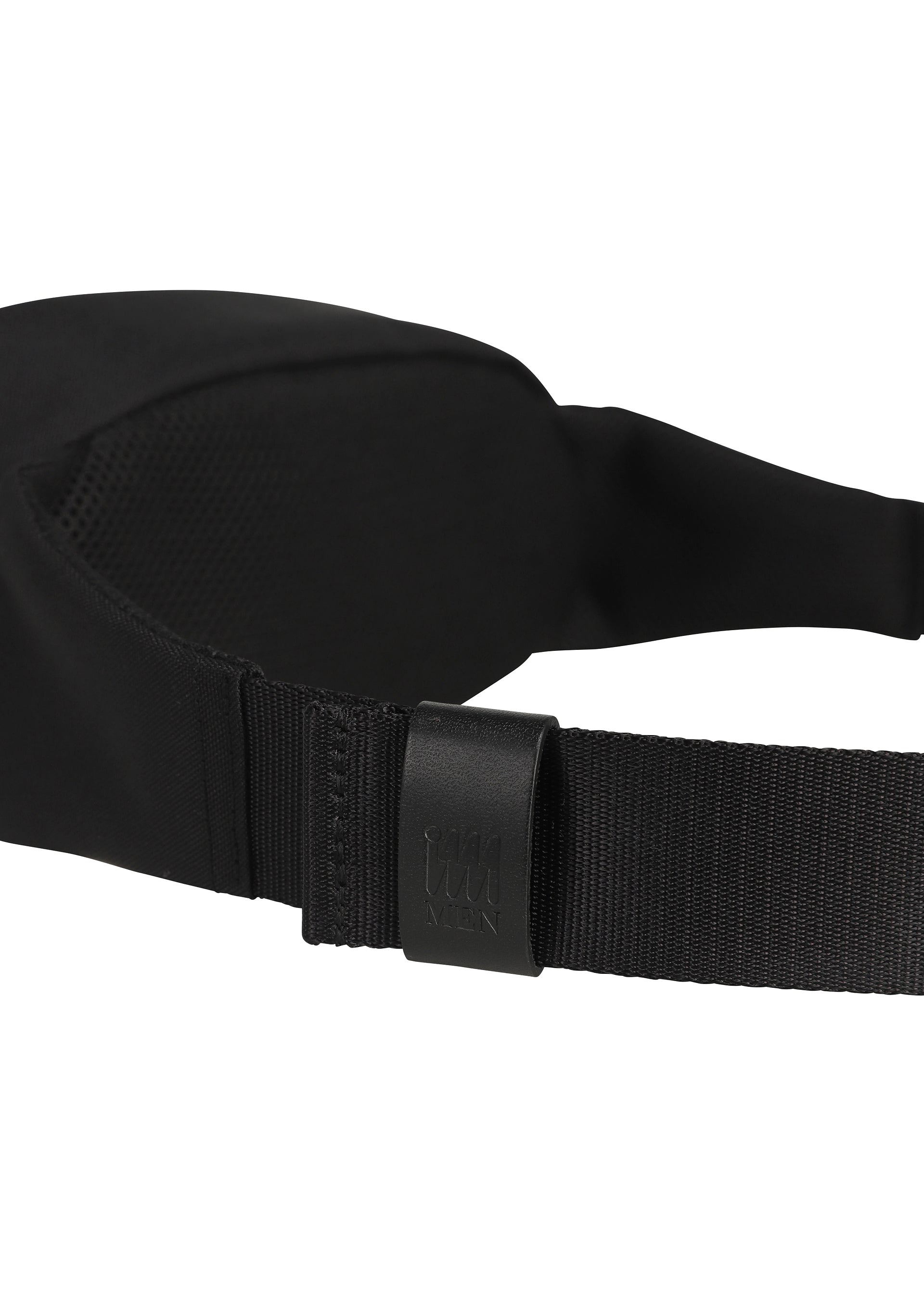 IM Men Issey Miyake Cummerbund Bag taška černá