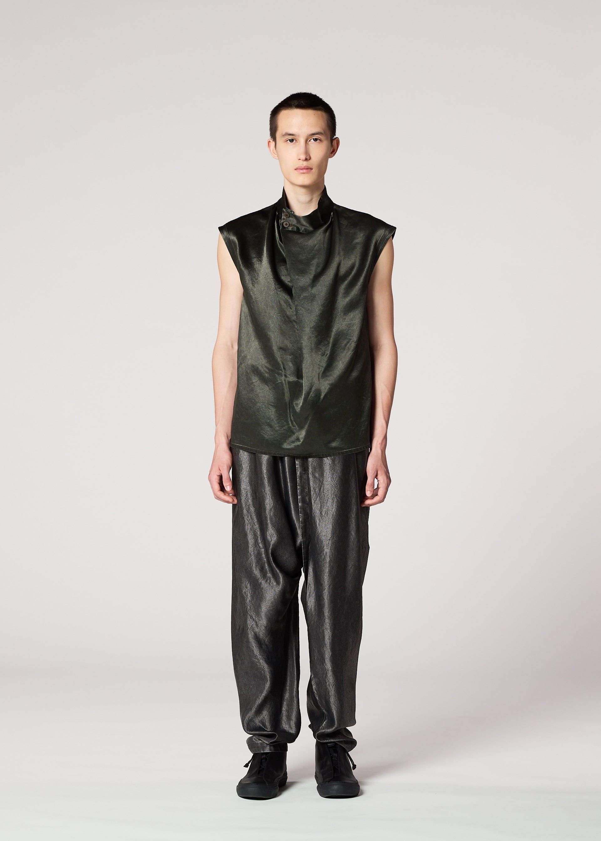 Issey Miyake Satin Wash LA61503 kalhoty charcoal gray acetátové