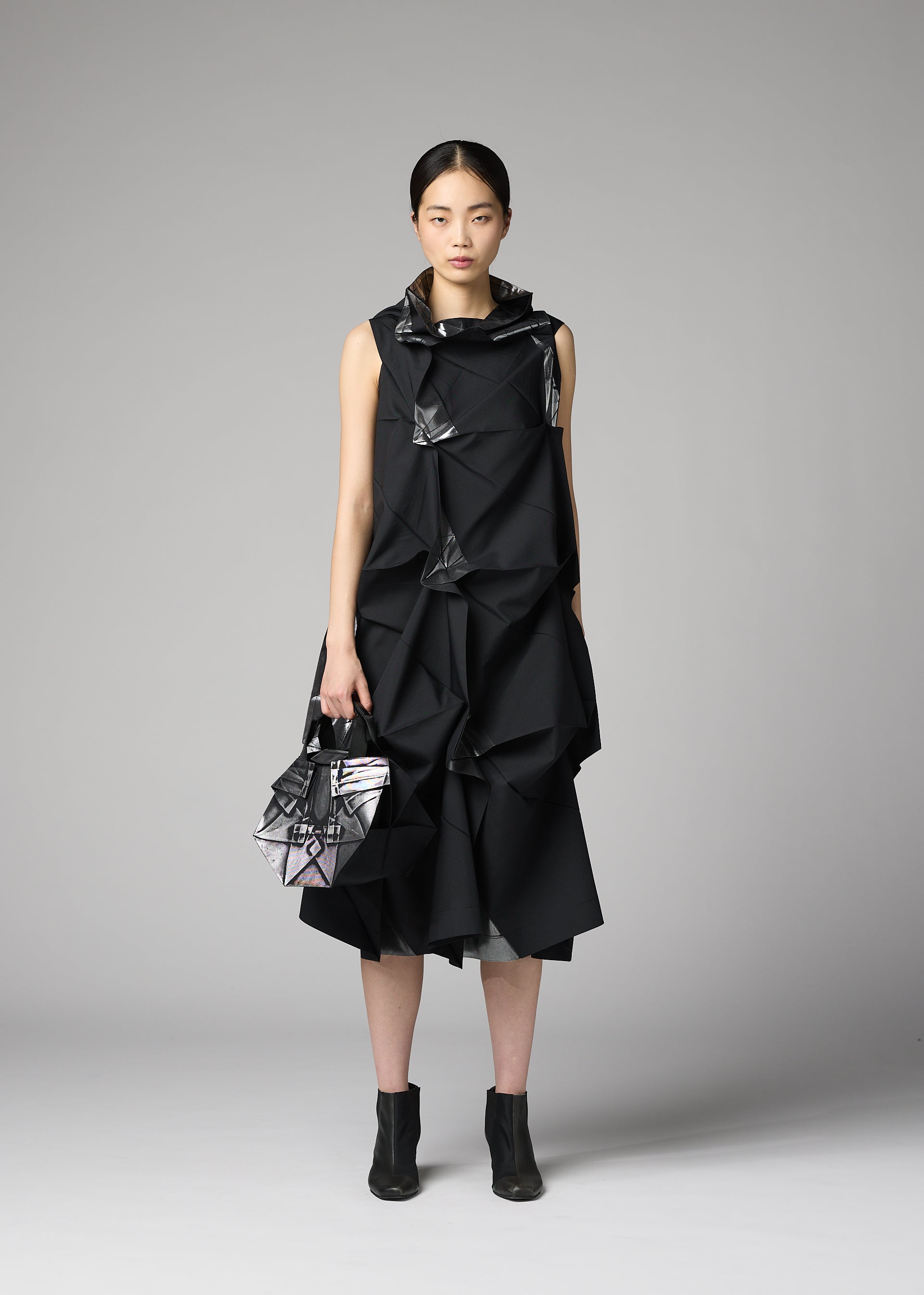 132 5. Issey Miyake No.6-BG kabelka černá luster skládací