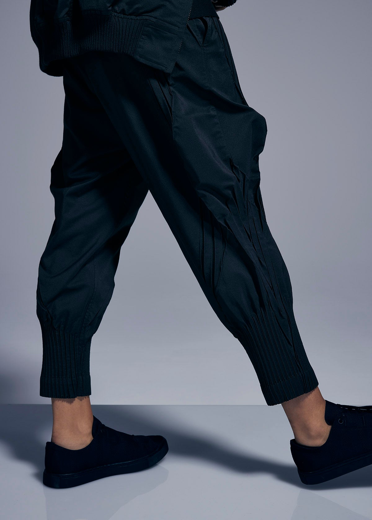 Issey Miyake Type-S Basics cropped kalhoty Black strečové