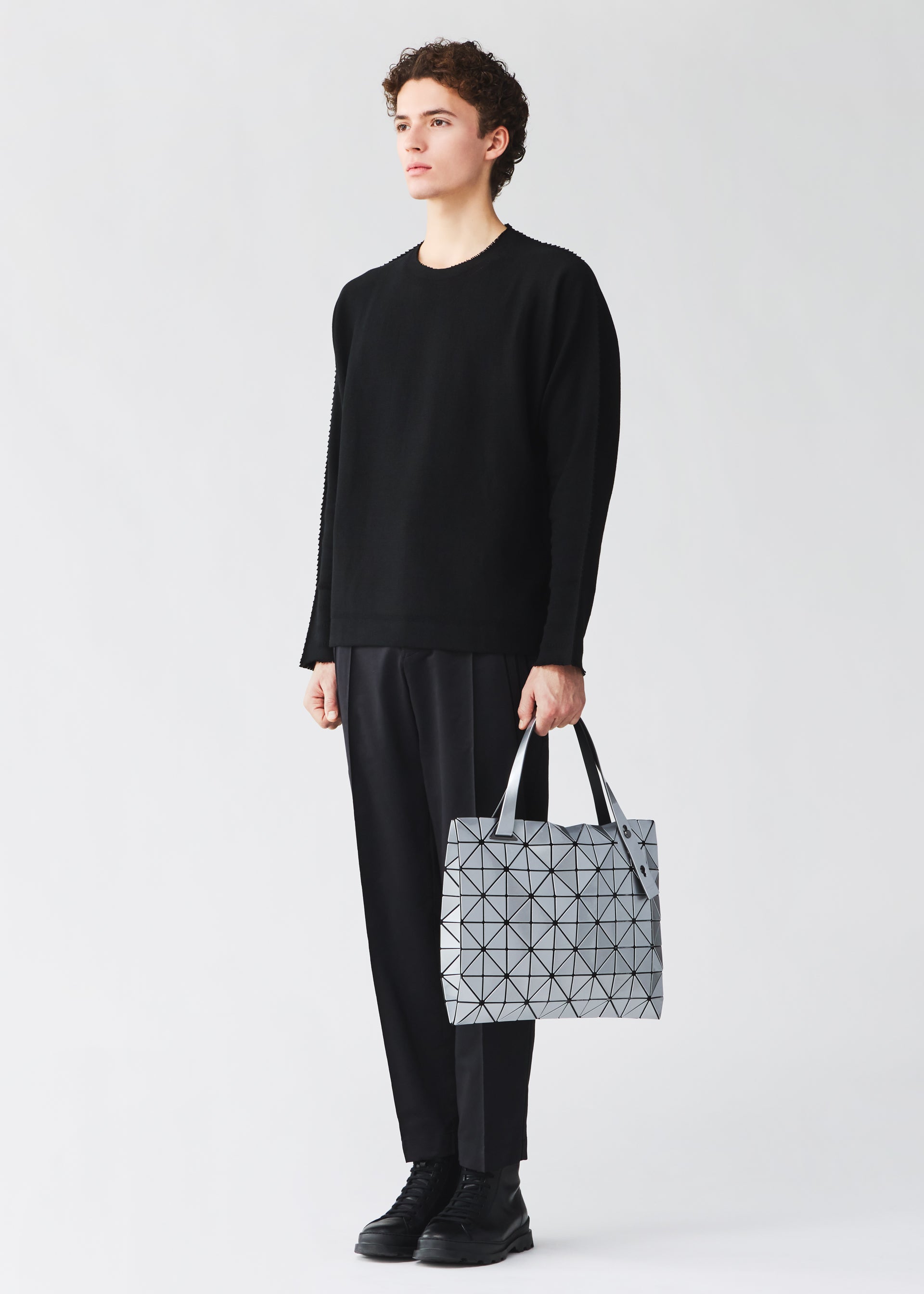 Issey Miyake Carton lakovaná kabelka bílá