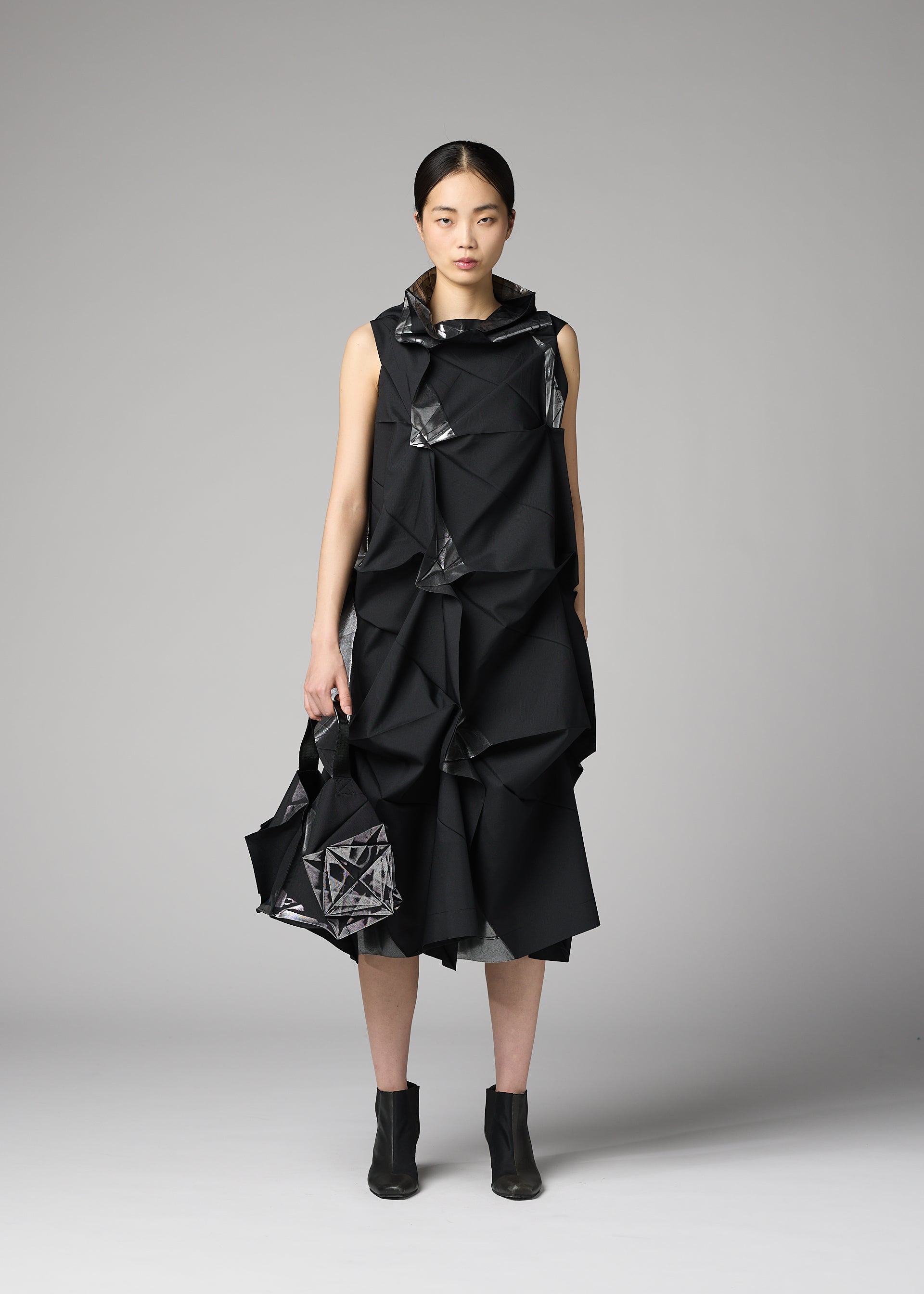 Issey Miyake 132 5. No.1-BG kabelka černá lesklá