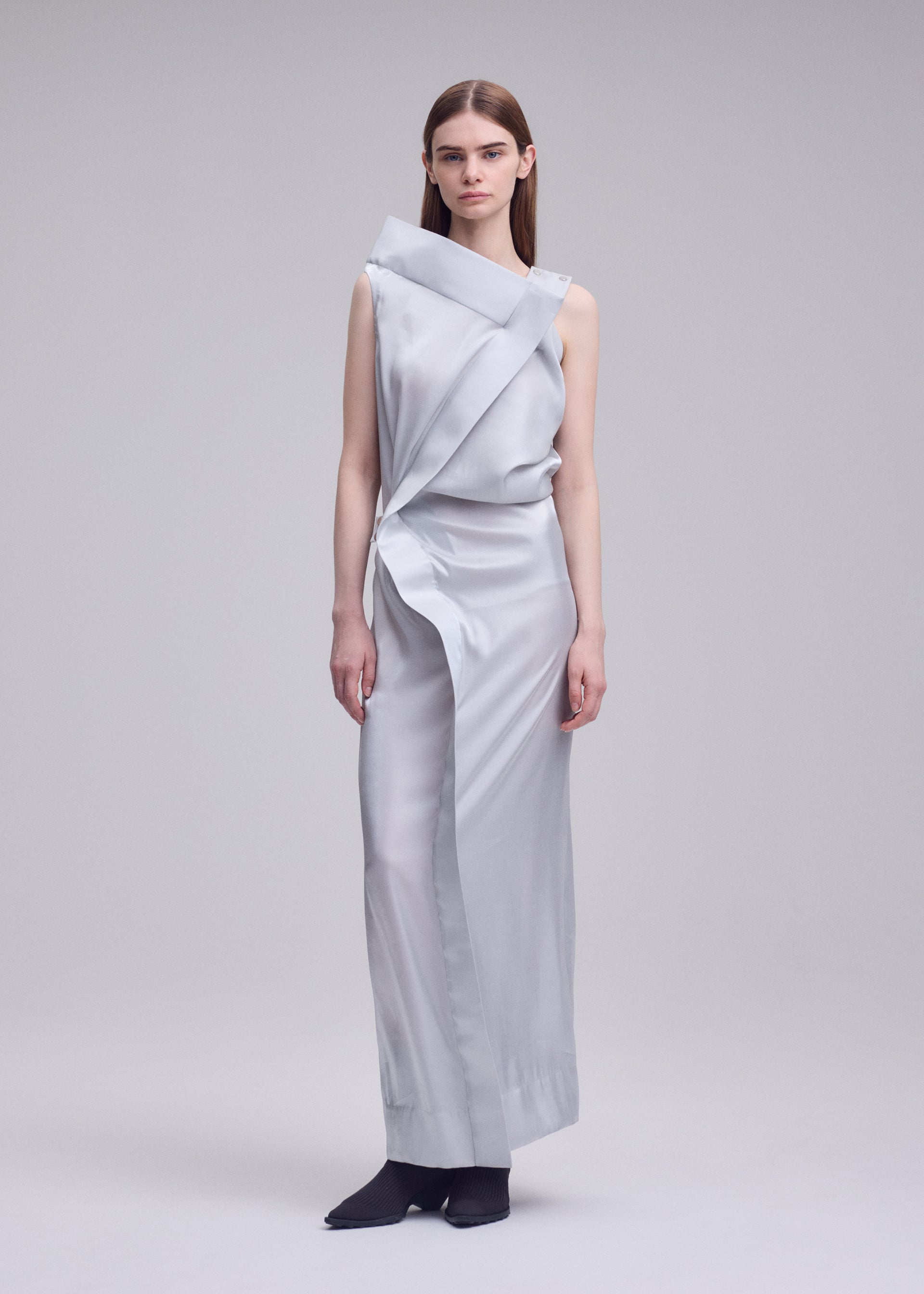 Issey Miyake Mercury šaty světle šedé lesklé