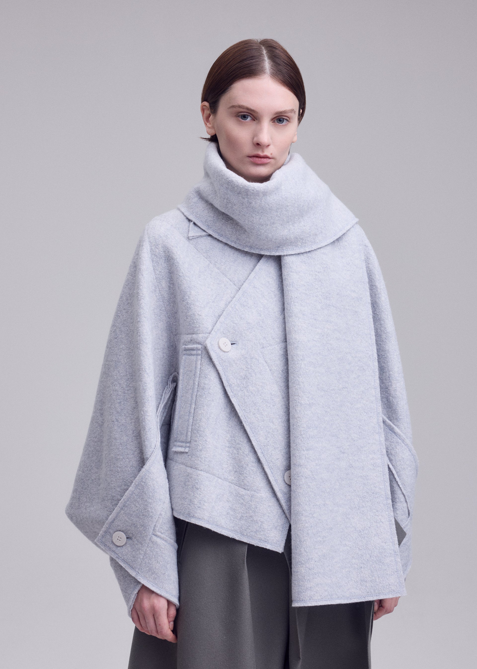 Issey Miyake Woolen Granite IM63331 dámský kabát šedý se šálou