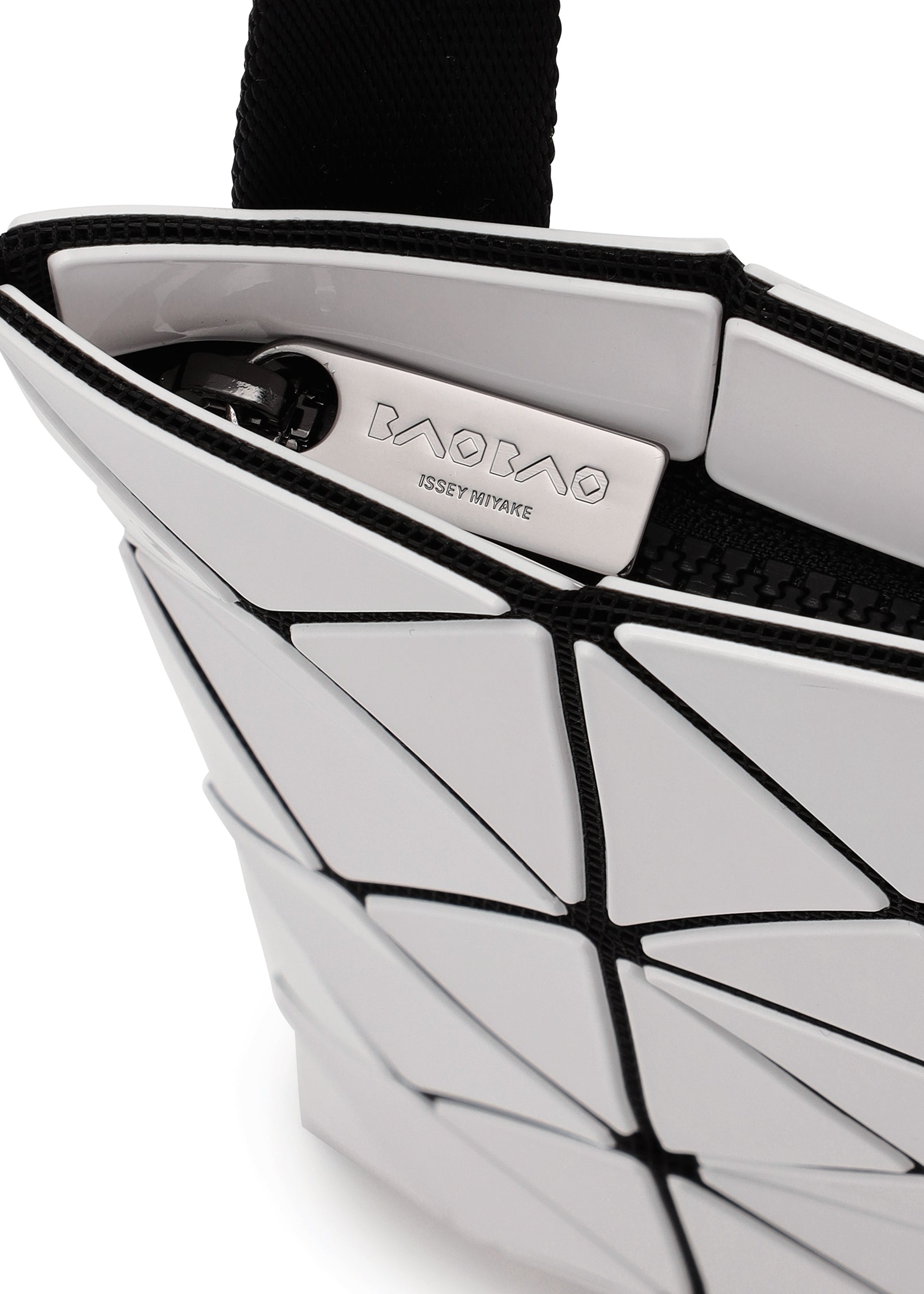 Issey Miyake Lucent kabelka přes rameno černá