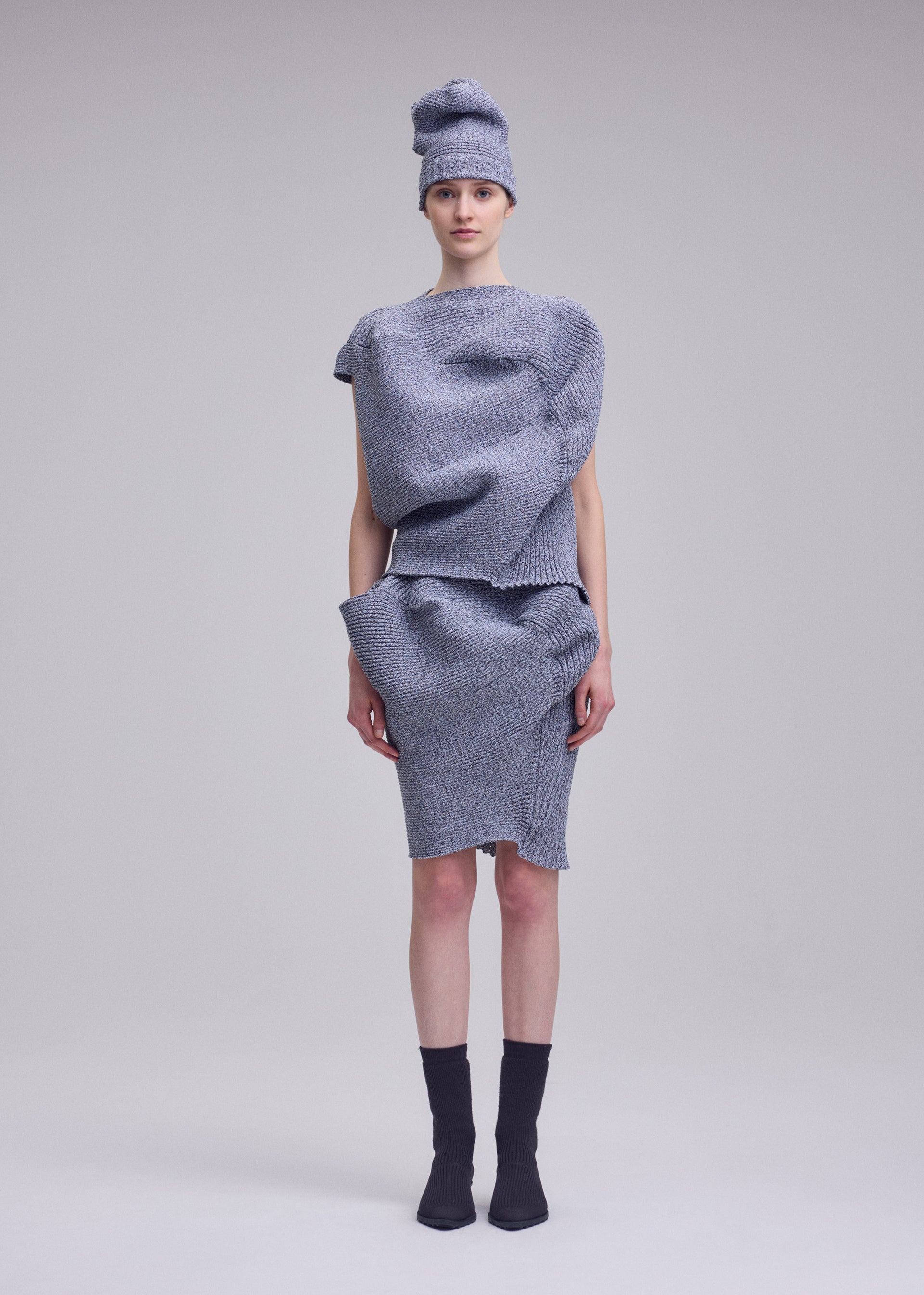 Issey Miyake Found Stone pletená minisukně off-white