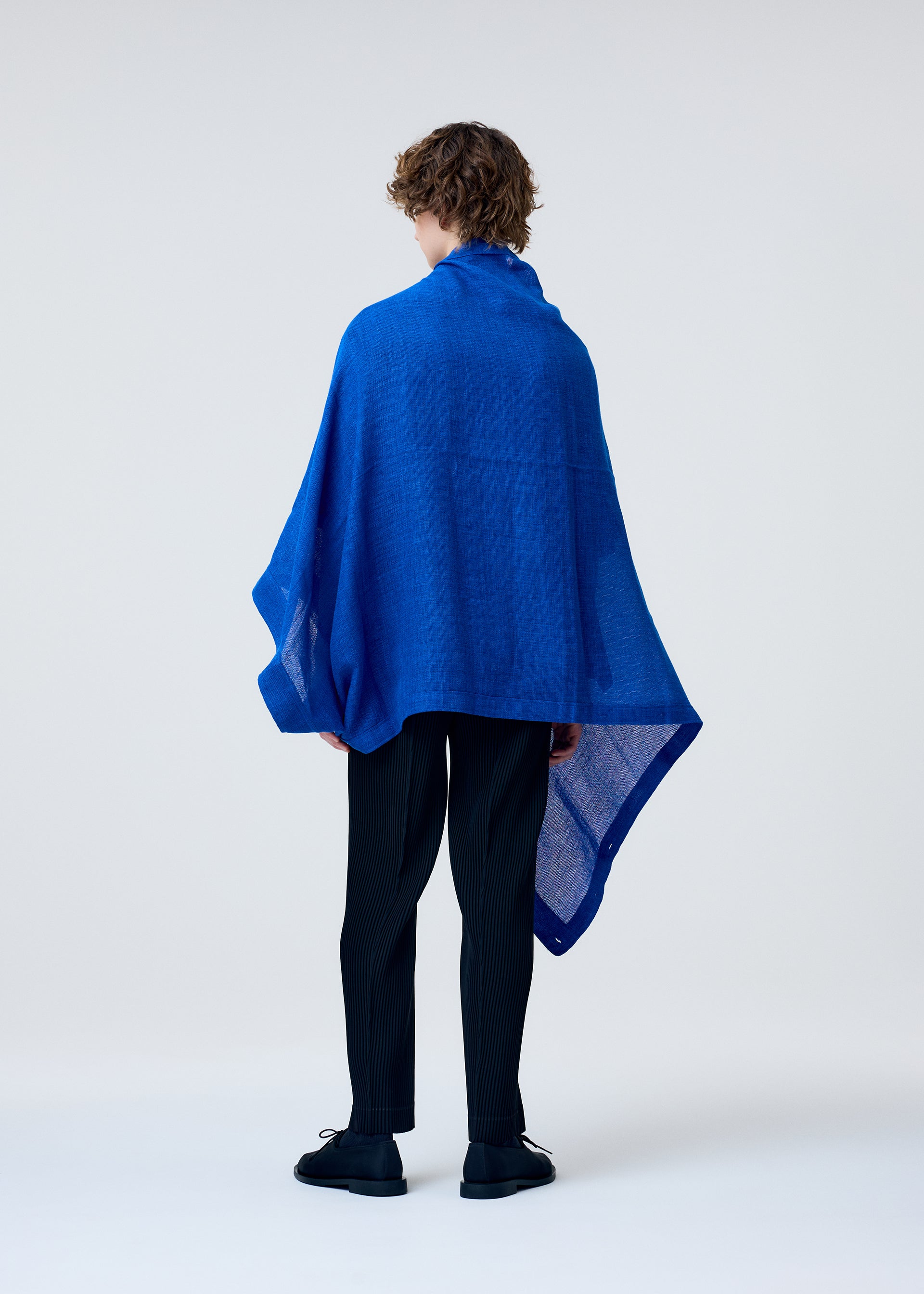 Issey Miyake SLEEVED STOLE štóla černá s rukávy