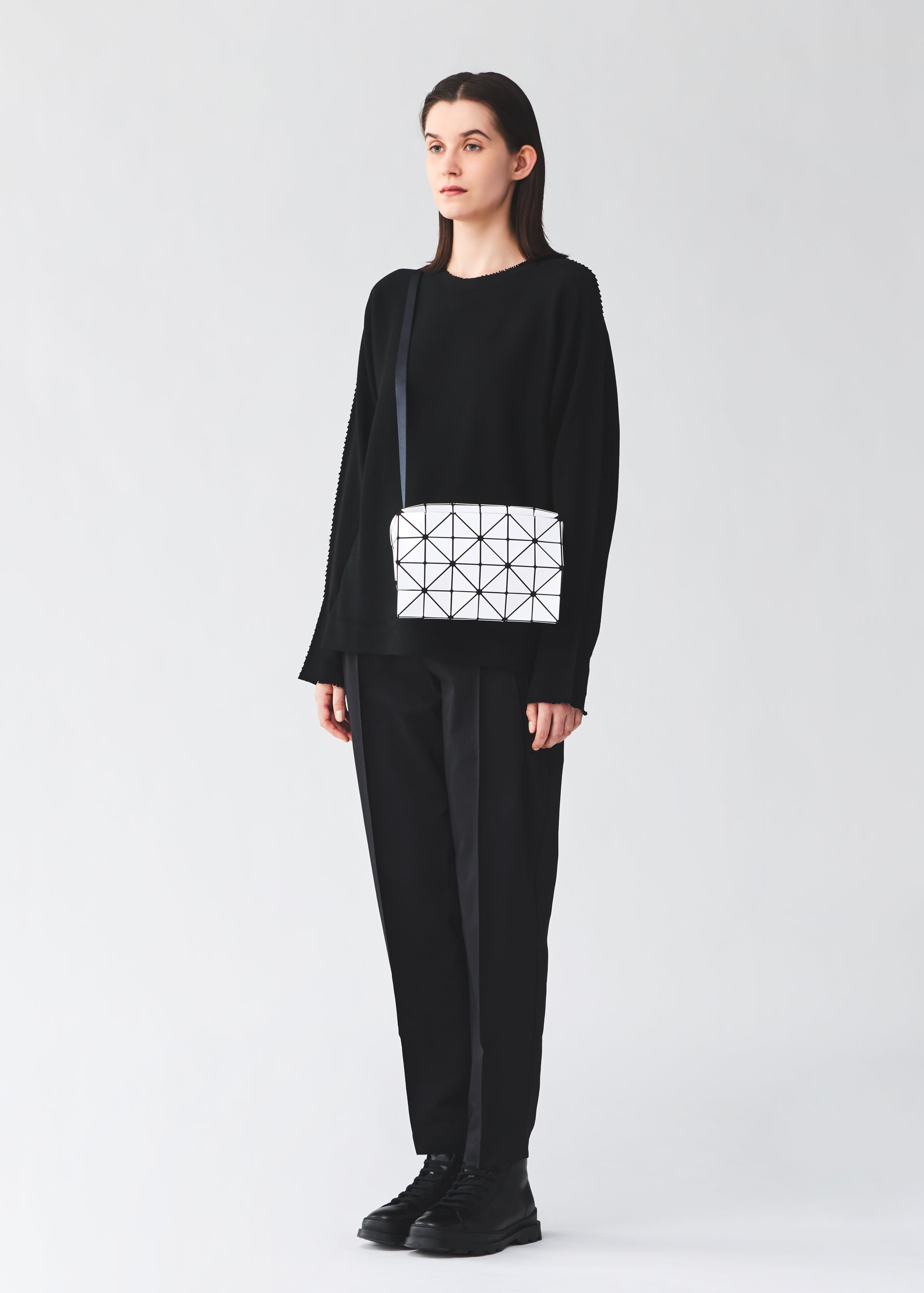 Issey Miyake Carton lakovaná kabelka černá