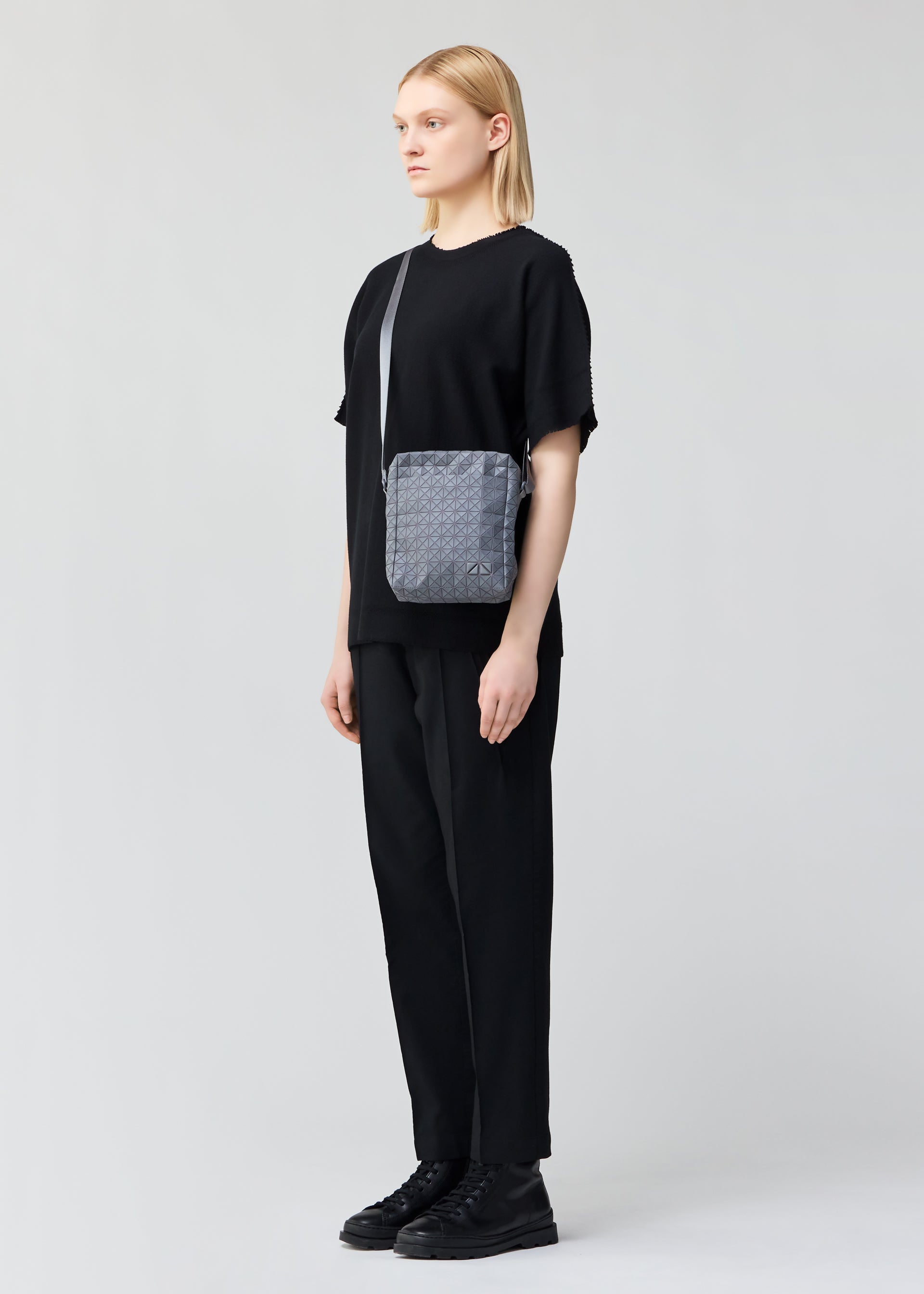 Issey Miyake Voyager One-Tone kabelka šedá