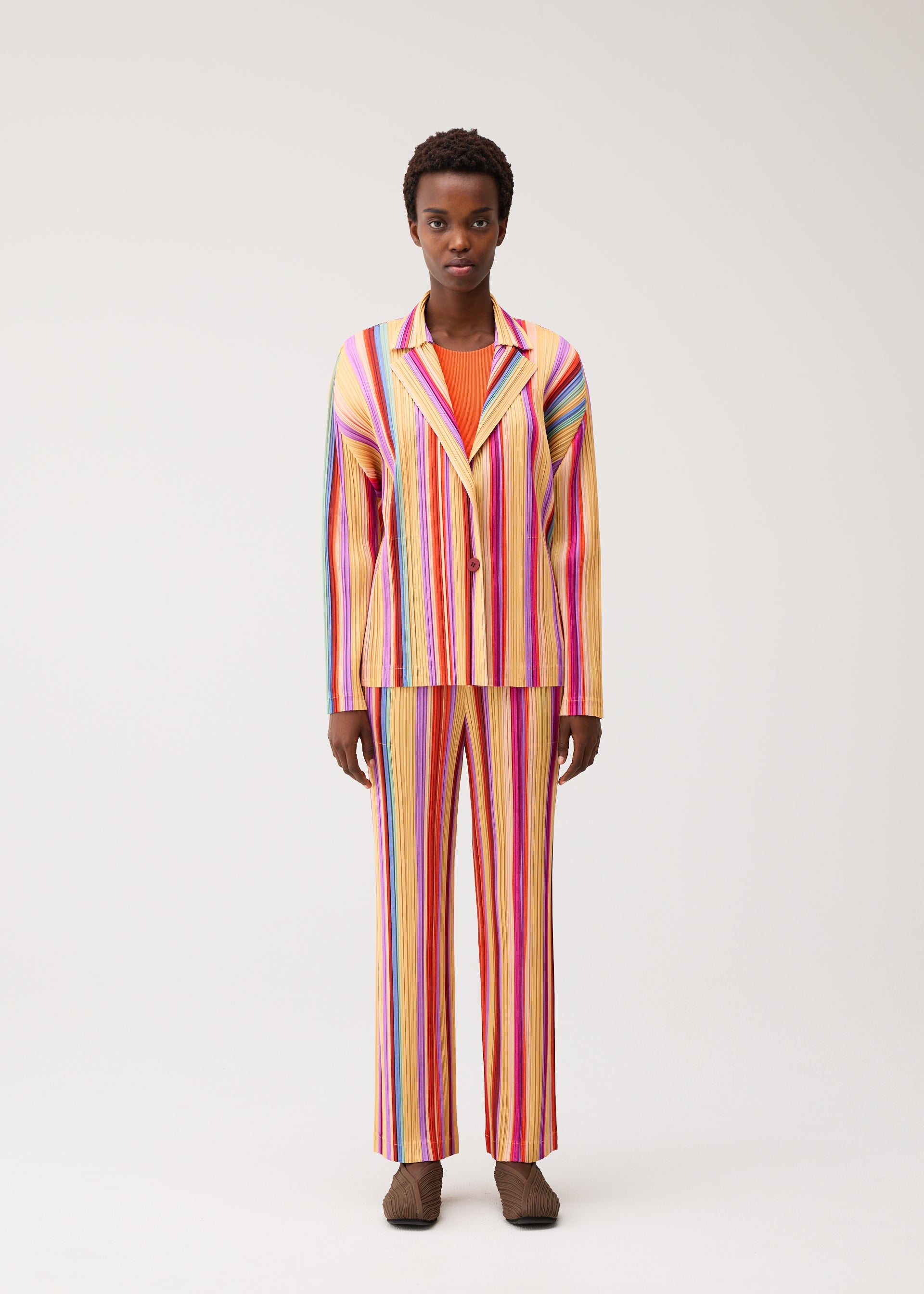 Issey Miyake Tape Tape plisovaná bunda oranžová kapsy