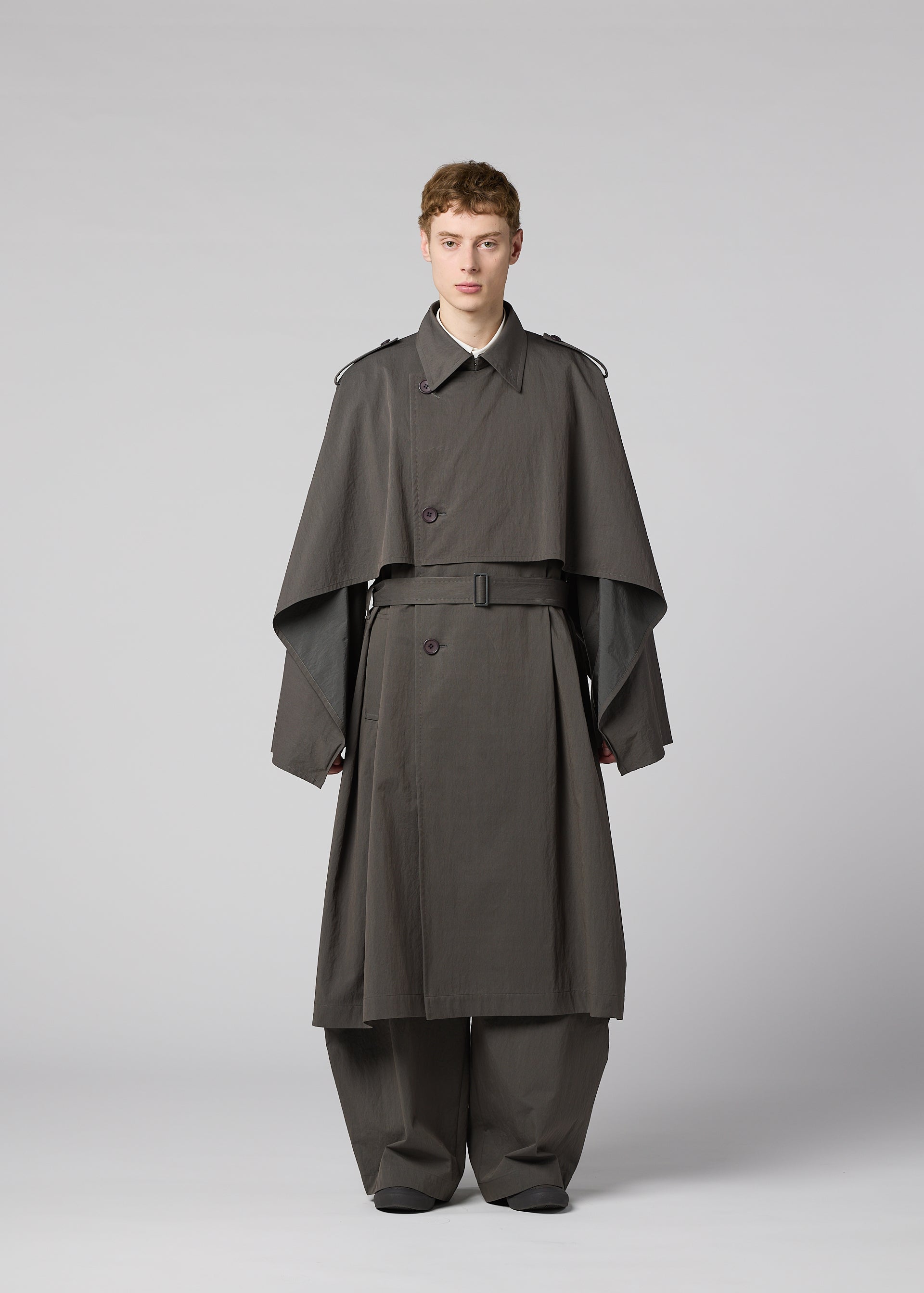 Issey Miyake Overlap kabát hnědý lehká bavlna