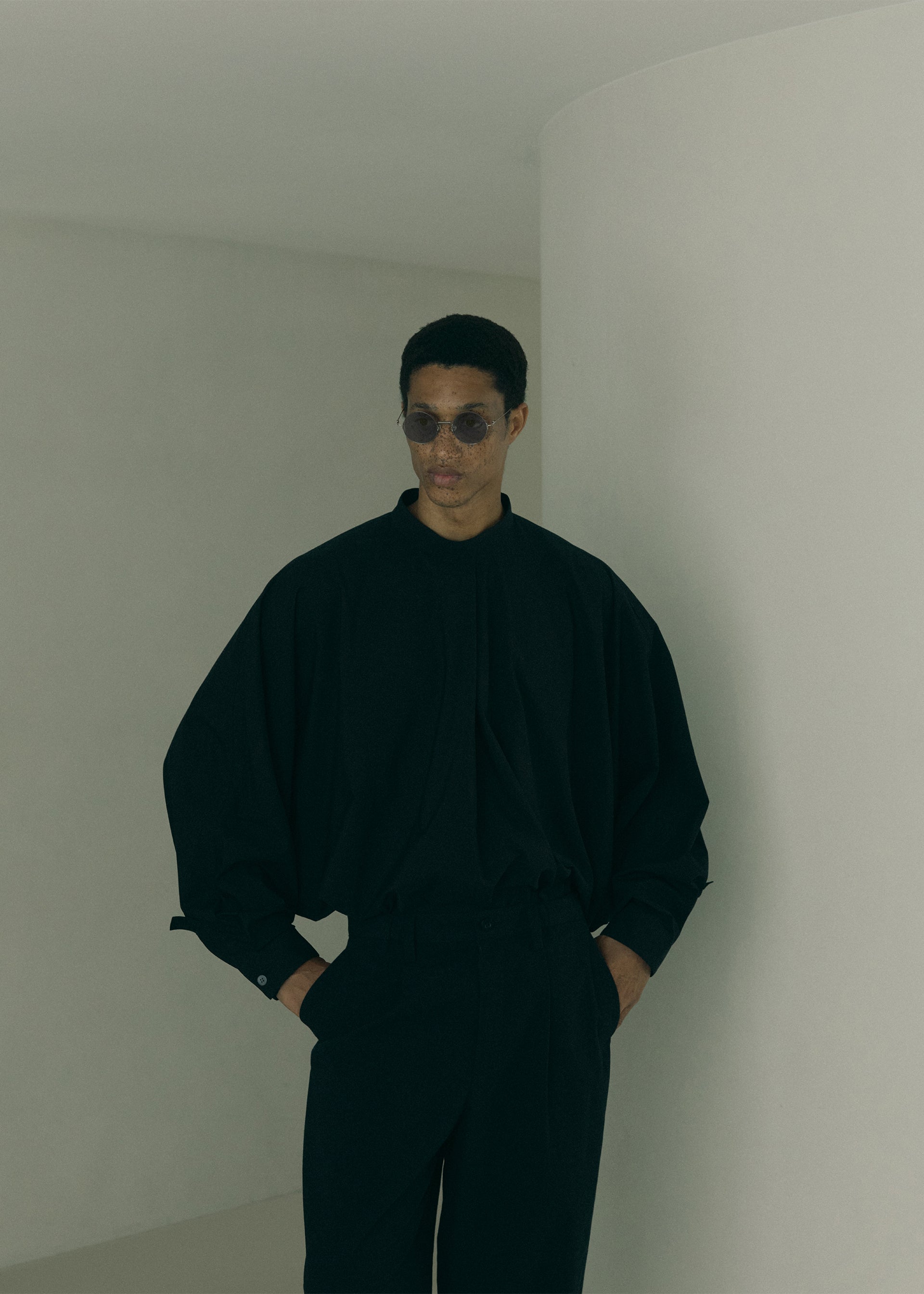 Issey Miyake Coil-Round sluneční brýle šedé