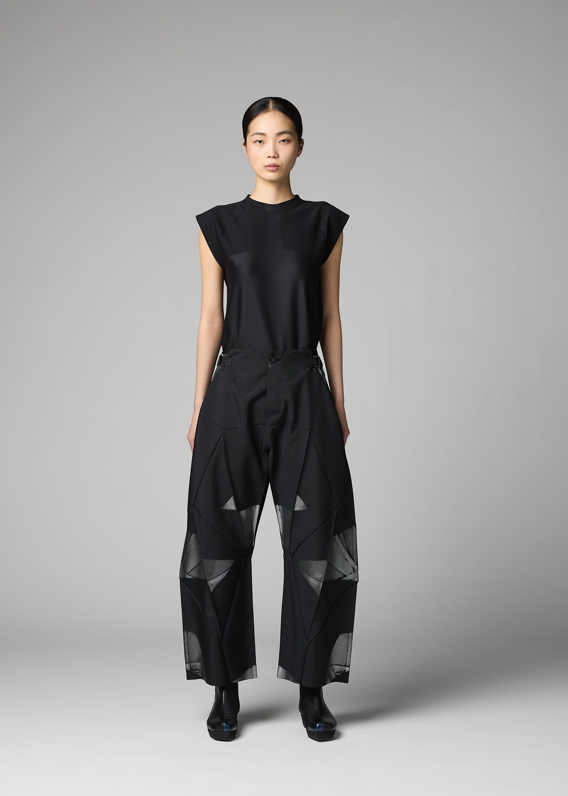 132 5. Issey Miyake F-BT kalhoty černo-stříbrné