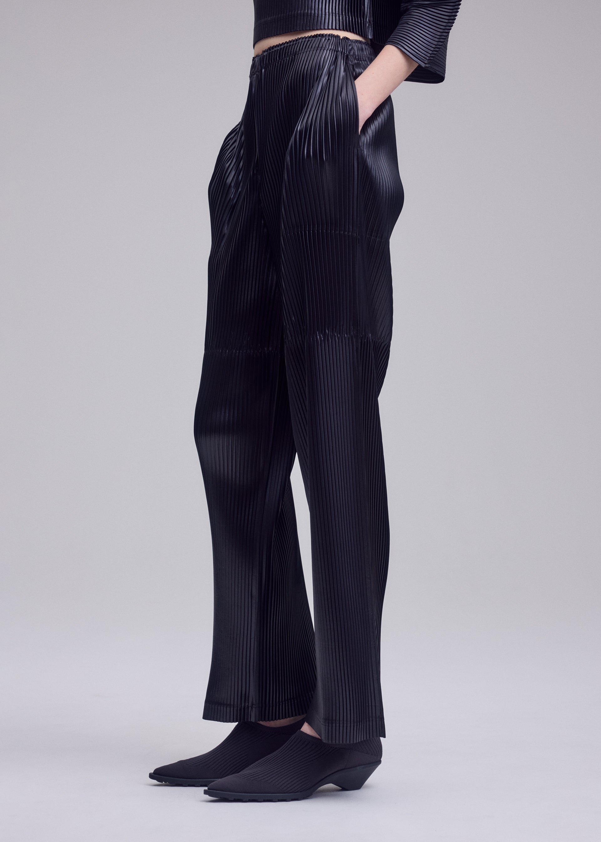 Issey Miyake GLOSSED PANELS PLEATS kalhoty šedé lesklé
