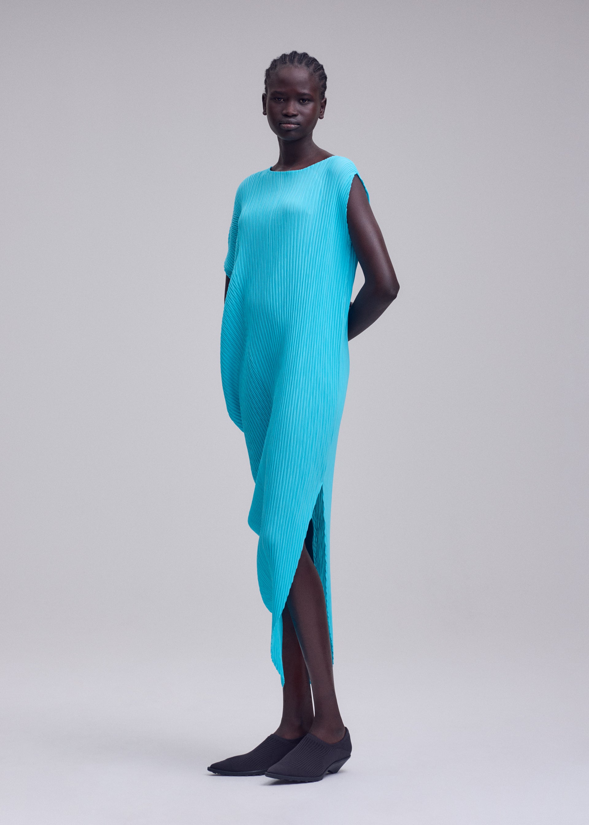 Issey Miyake Leaf Pleats šaty off-white kulatý výstřih