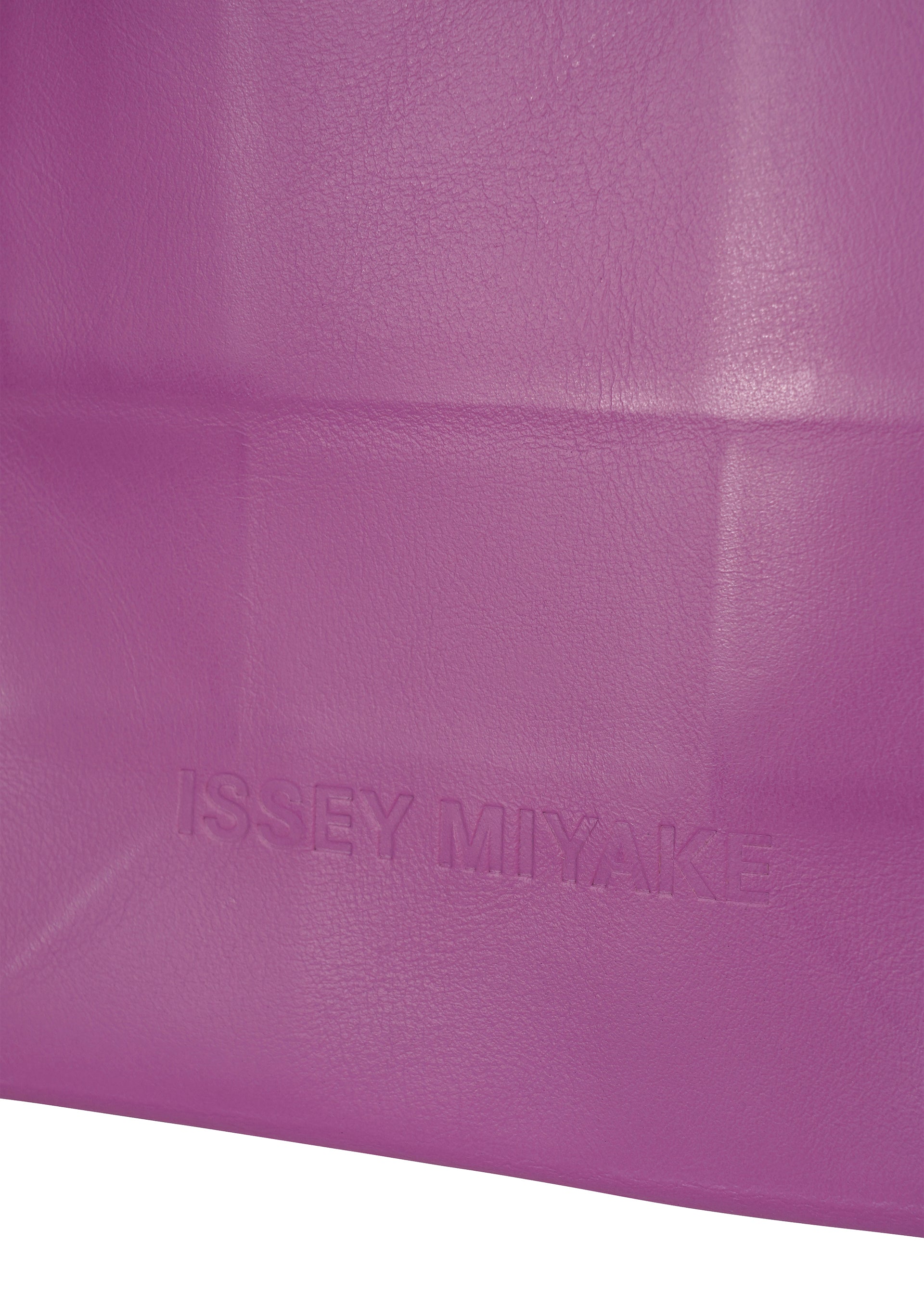 Issey Miyake Paper Bag kožená kabelka černá mini